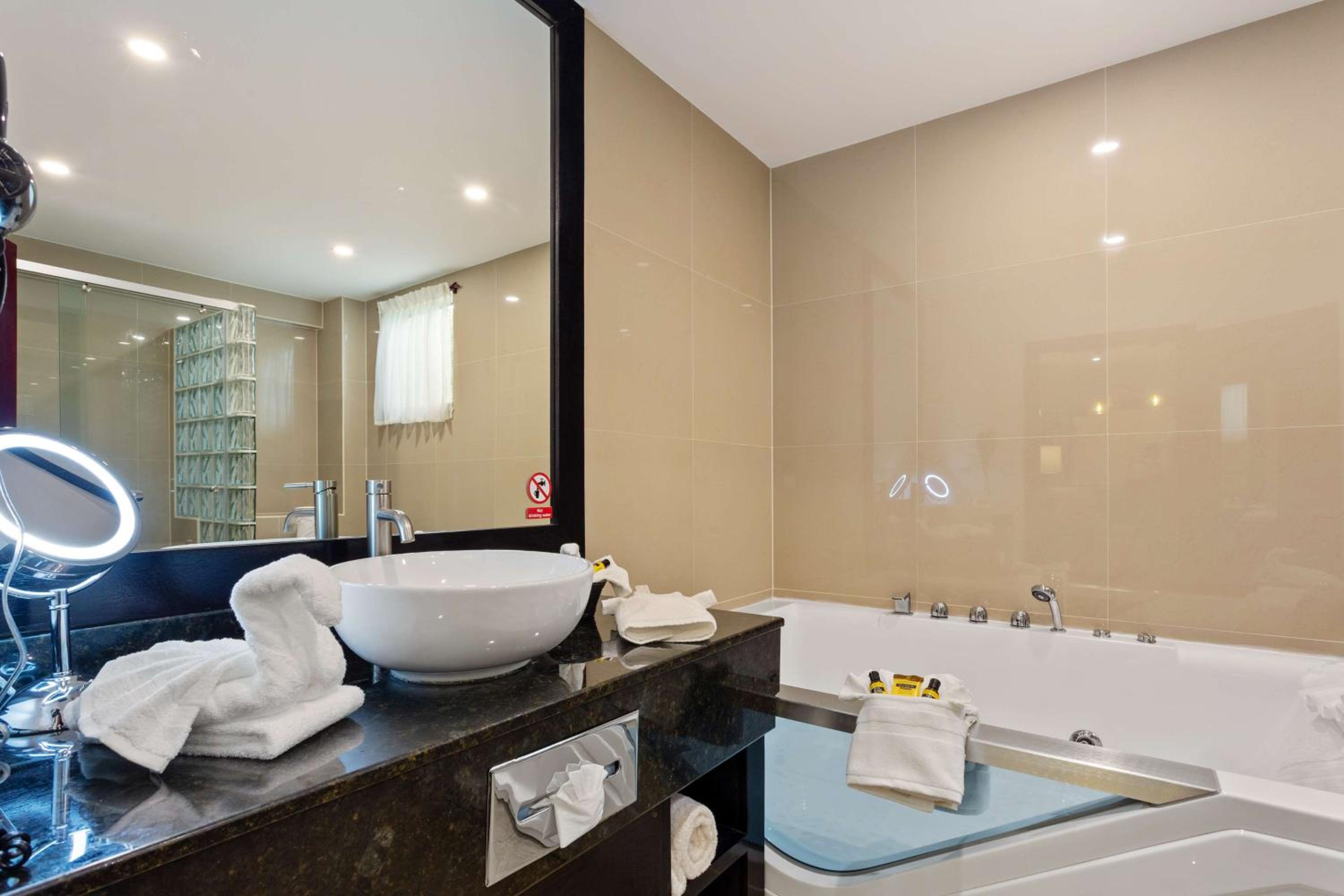 Junior Suite with Hot Tub - Non Smoking - Photo 8