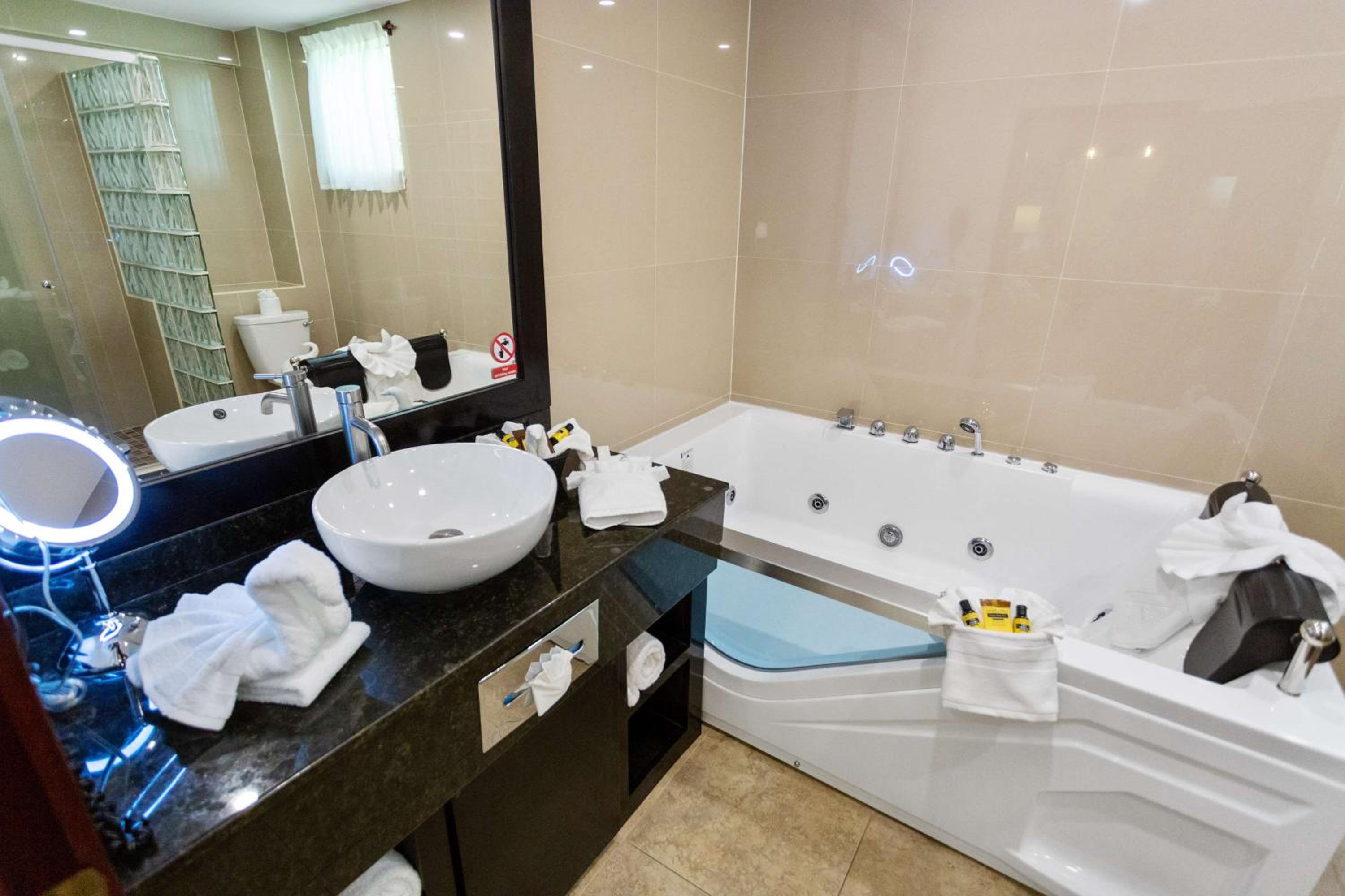 Junior Suite with Hot Tub - Non Smoking - Photo 5
