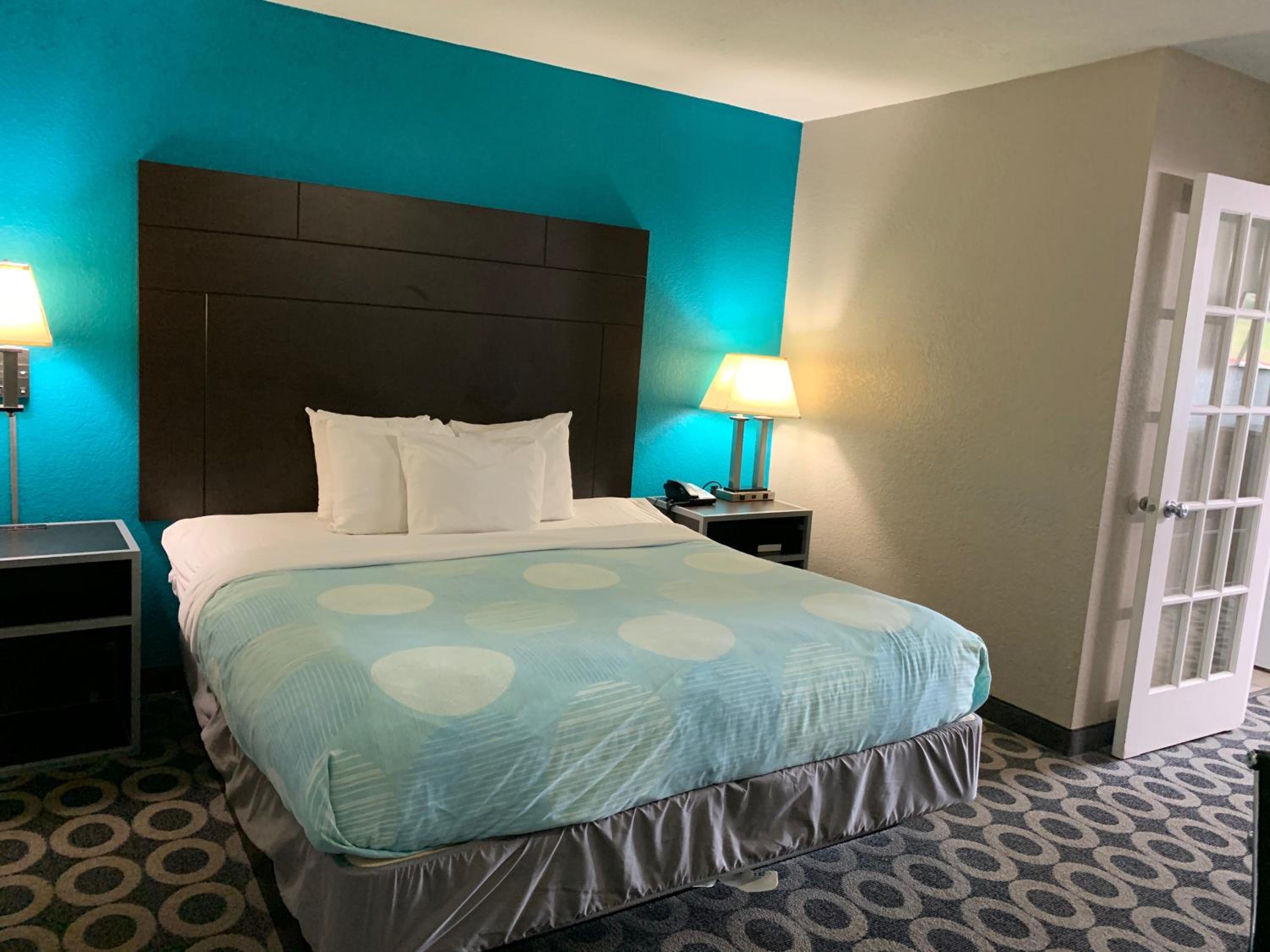 Two Bedroom King Suite with Two King Beds - Photo 3