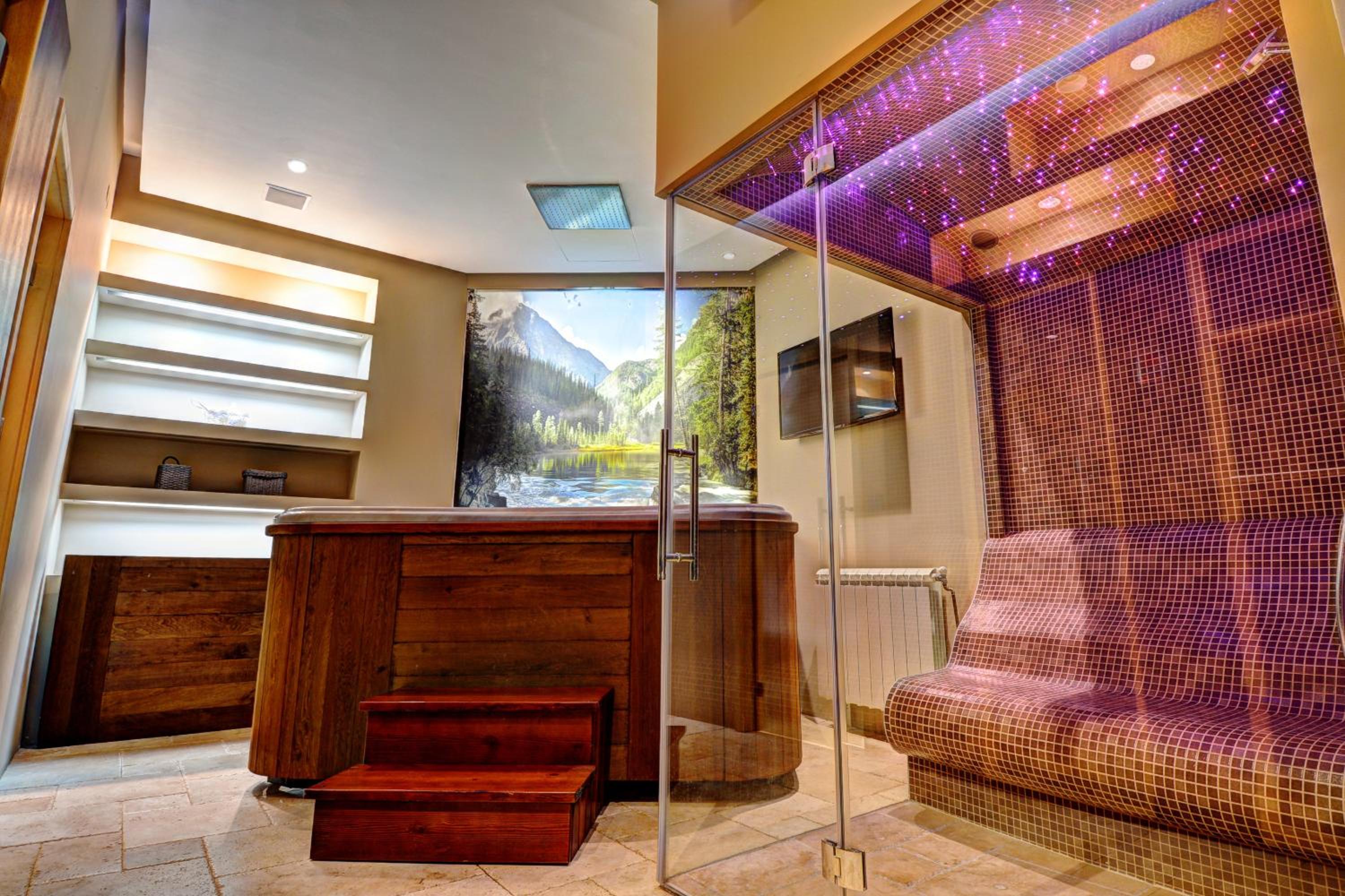Deluxe Double Room with Spa Bath and Sauna - Photo 2