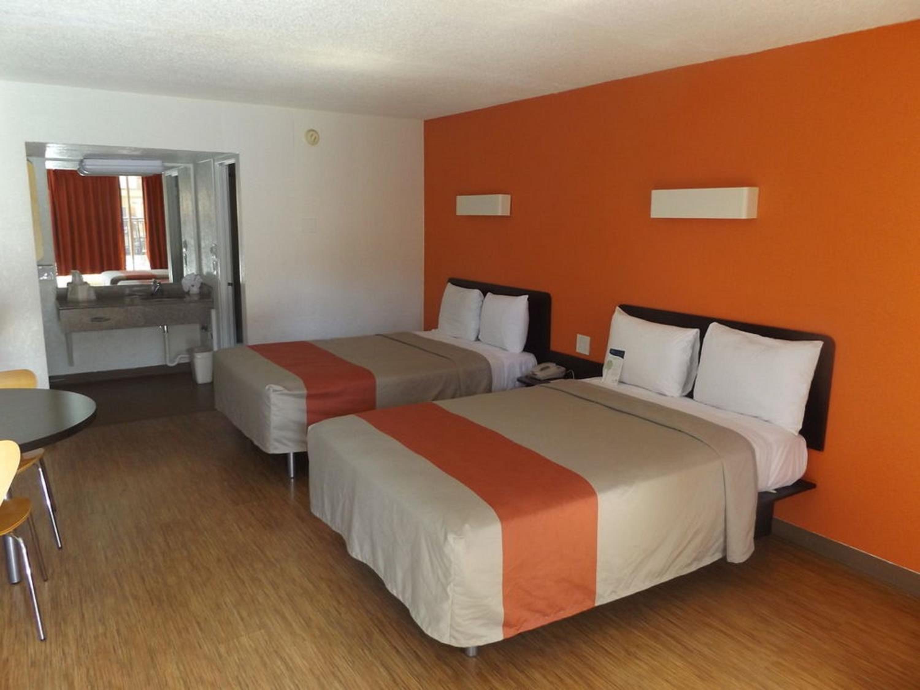 Queen Room with Two Queen Beds - Photo 4