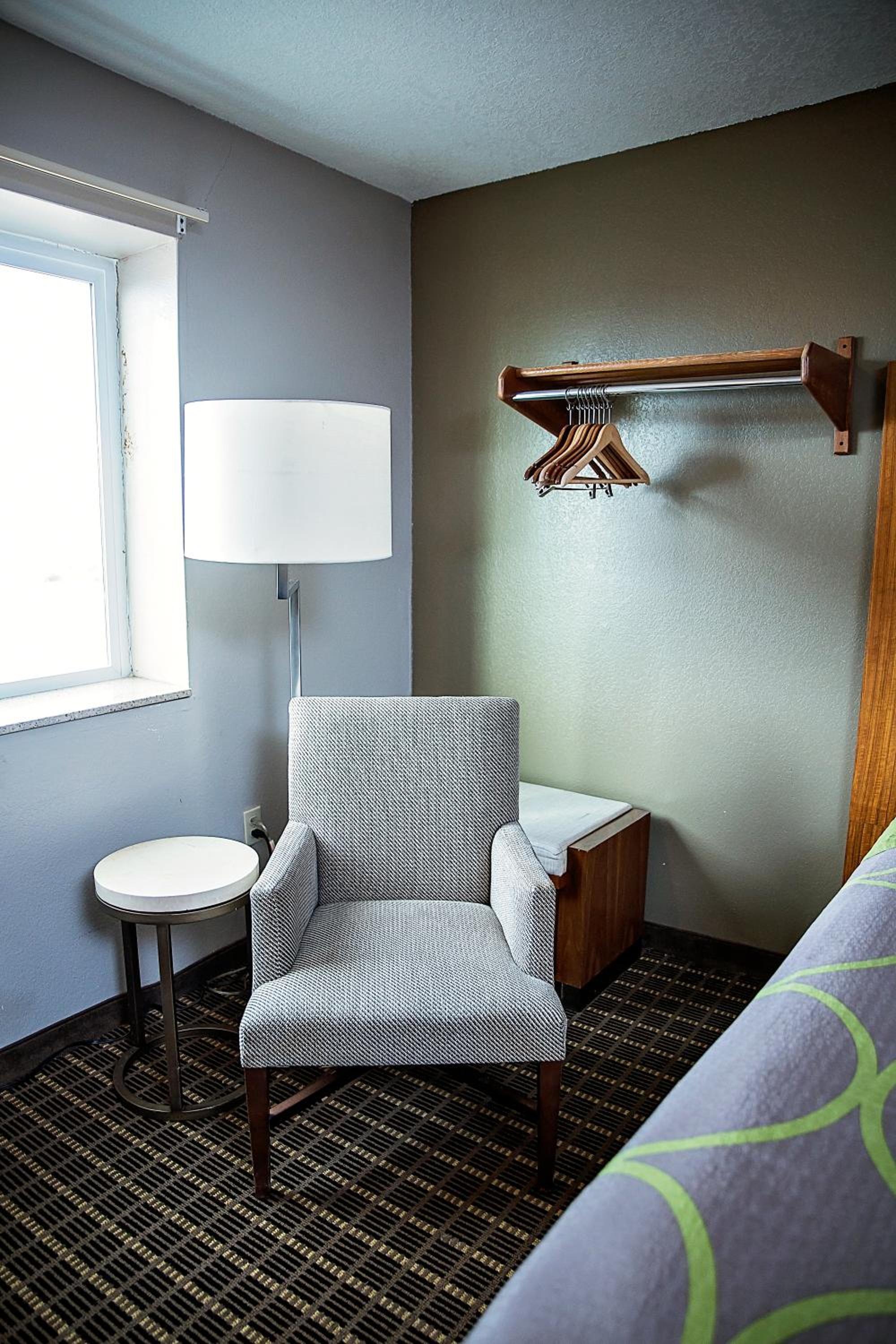 King Room - Non-Smoking - Photo 2