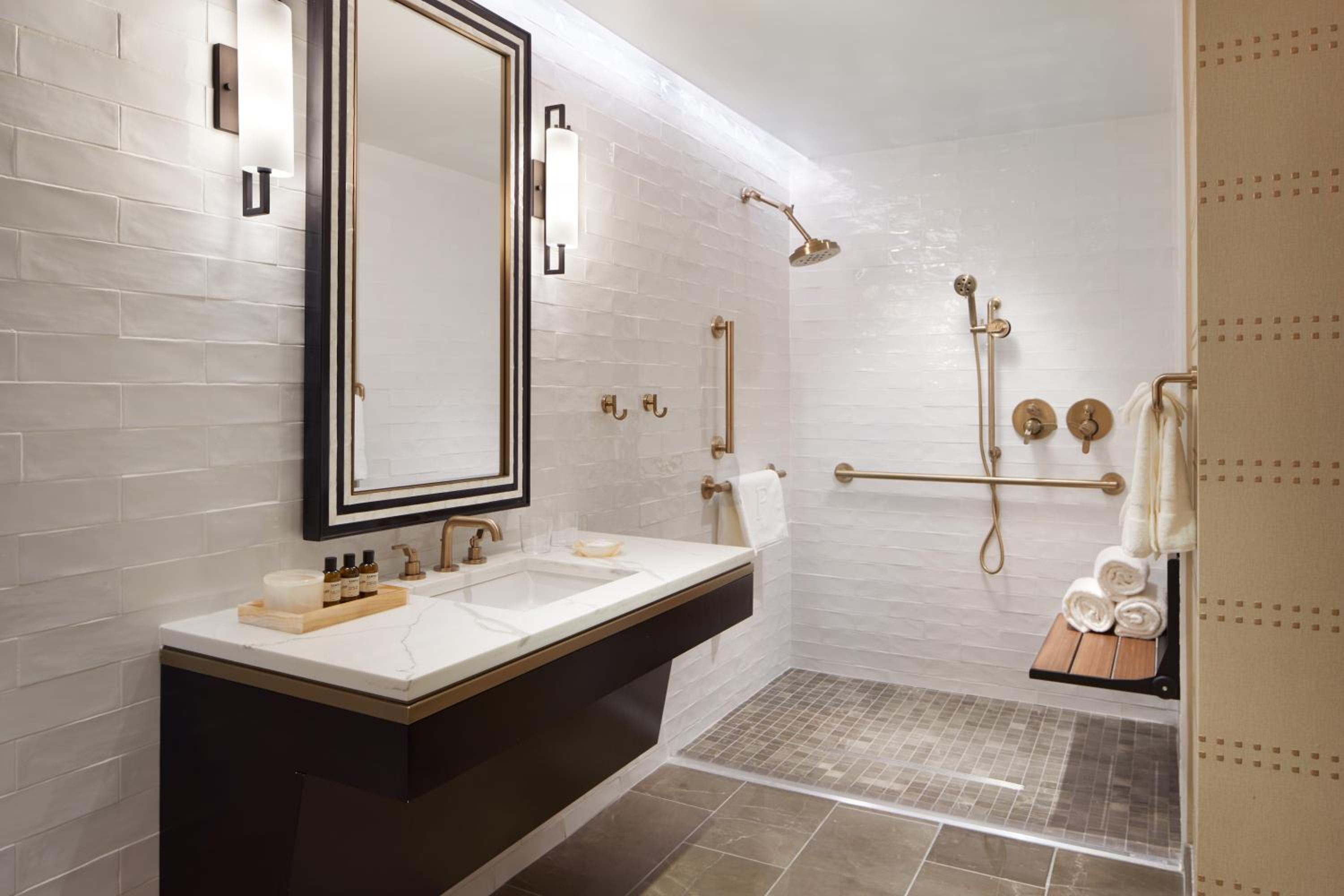 Superior Suite - Photo 11
