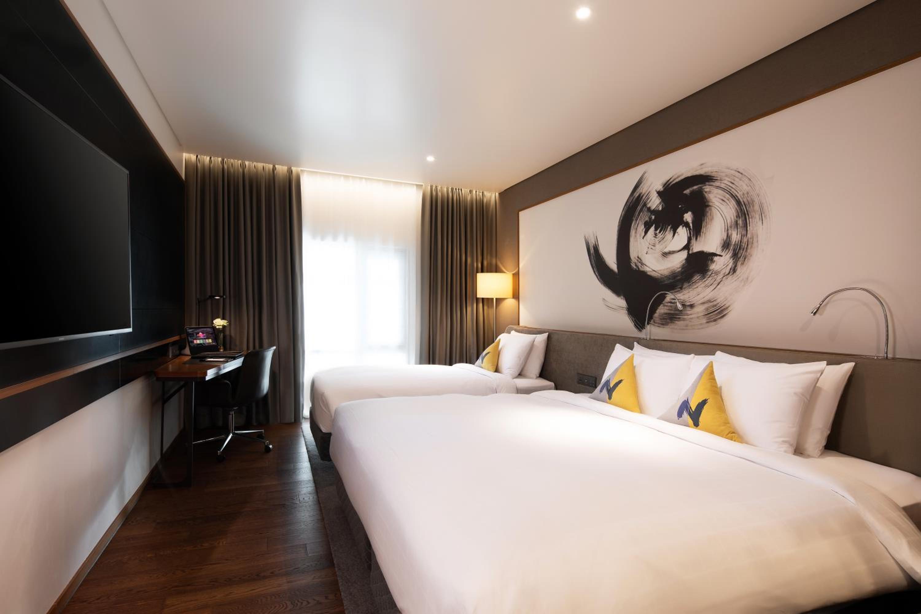Superior Room with One Double Bed and One Single Bed - Photo 4