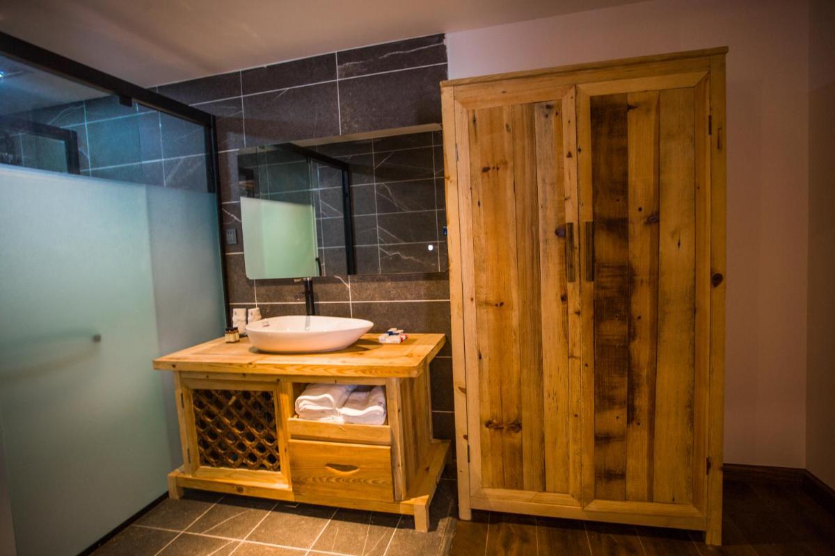 Queen Suite with Spa Bath photo 1