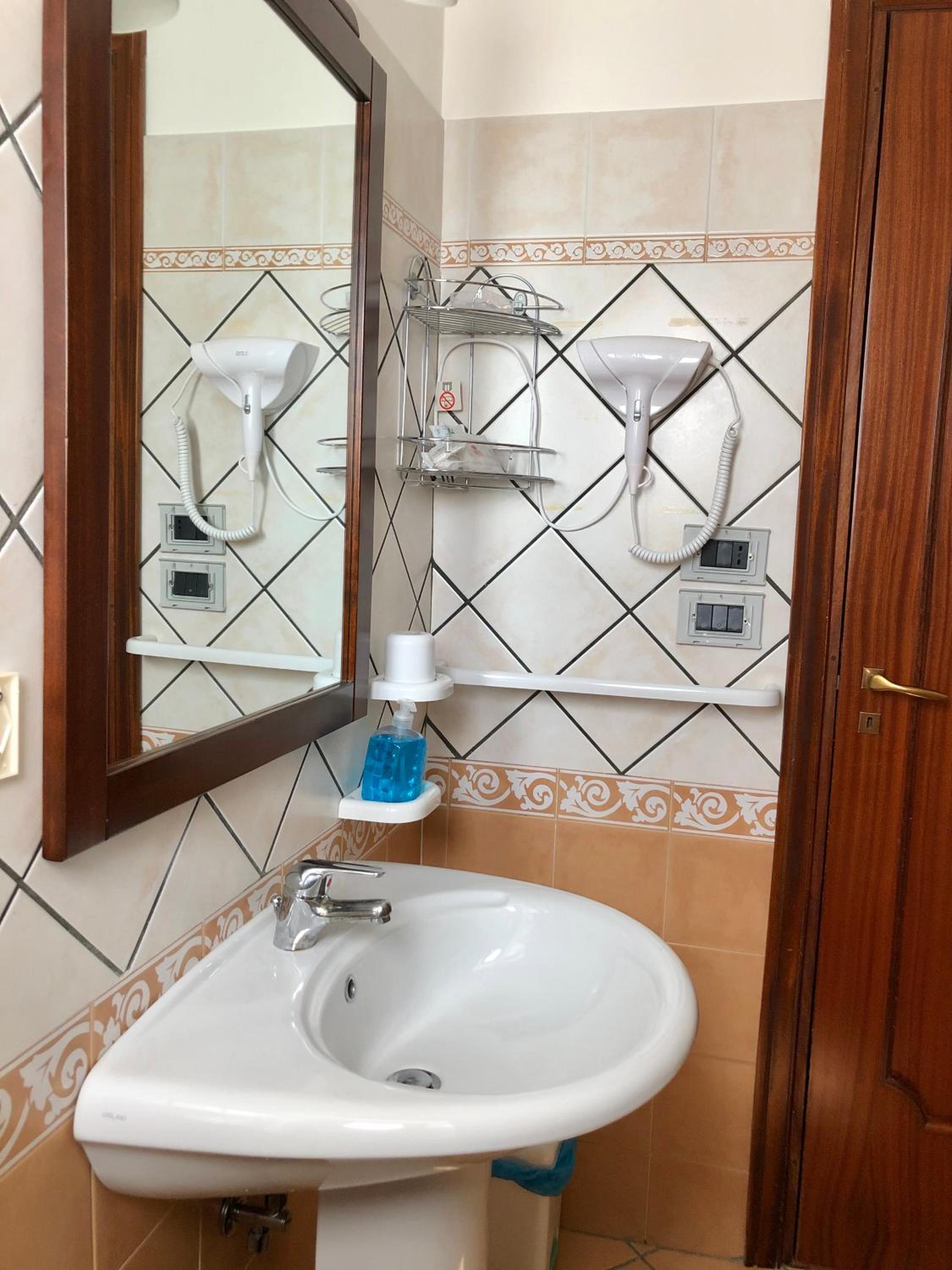 Double Room with Private External Bathroom - Photo 5