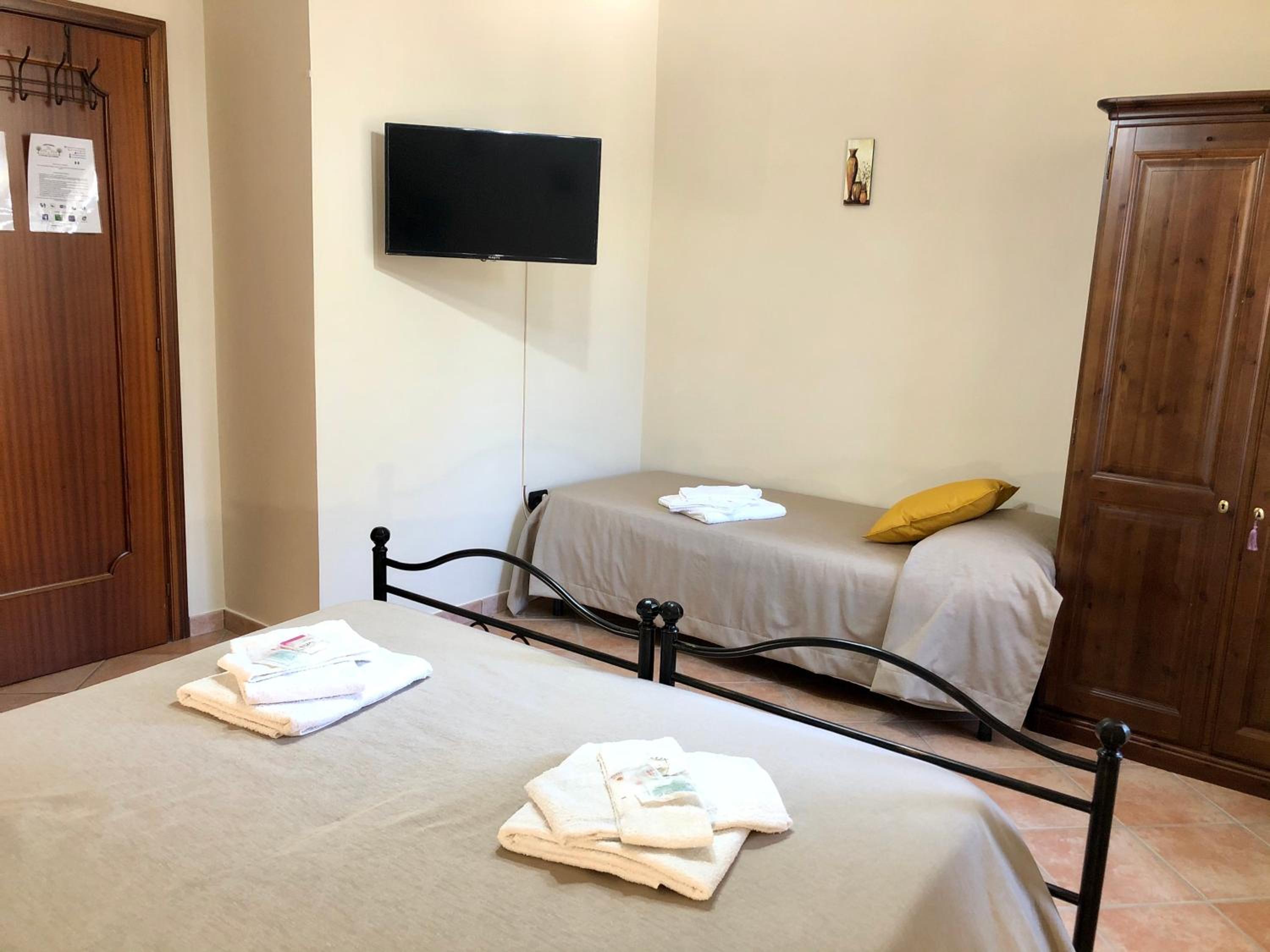 Double Room with Private External Bathroom - Photo 6