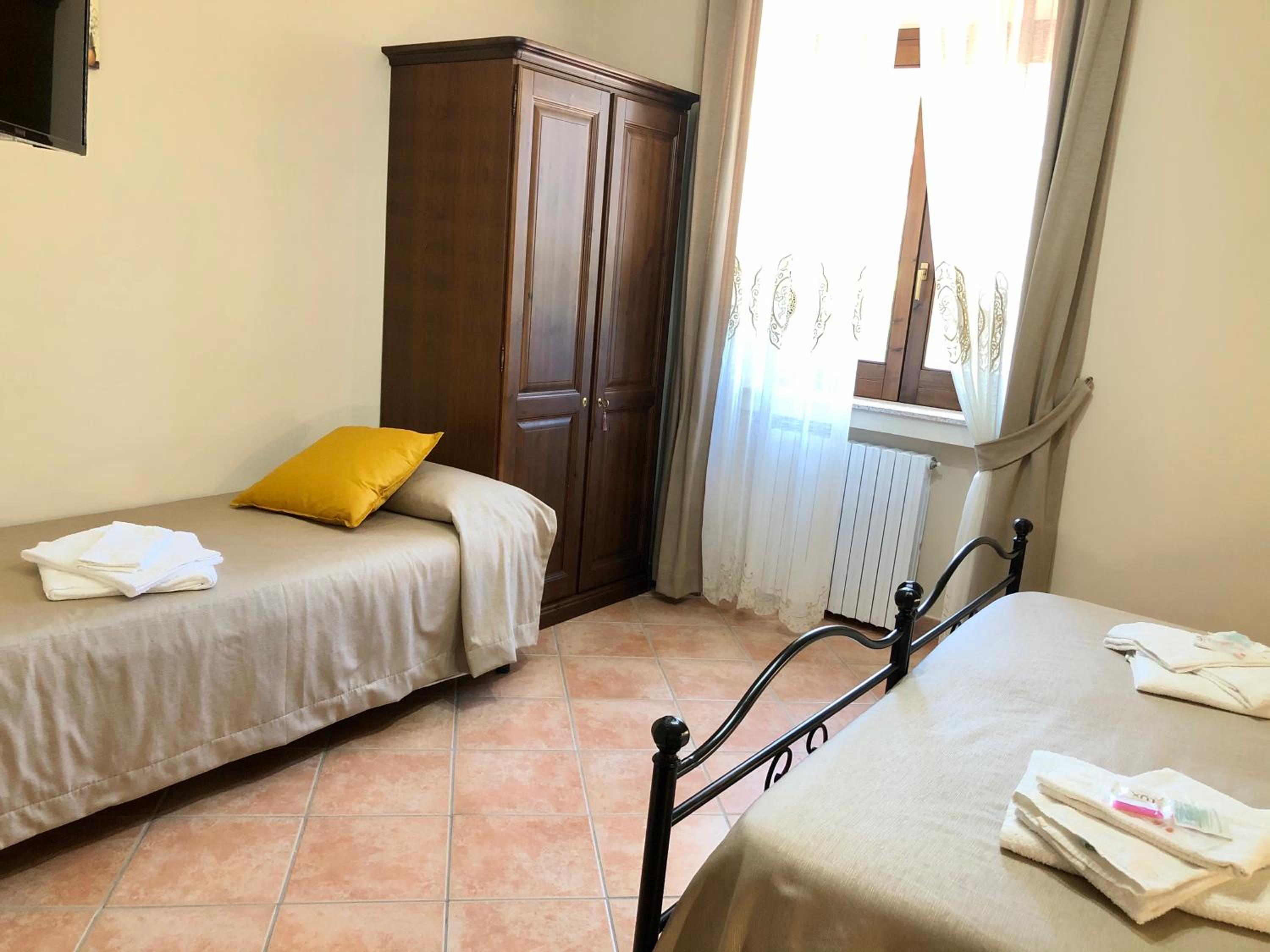 Double Room with Private External Bathroom - Photo 3
