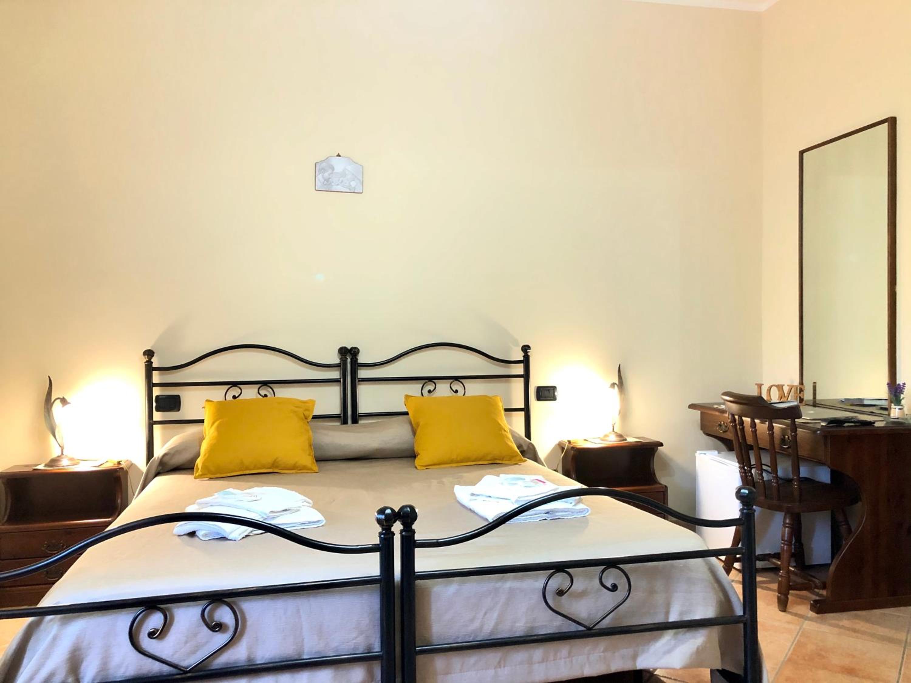 Double Room with Private External Bathroom - Photo 1