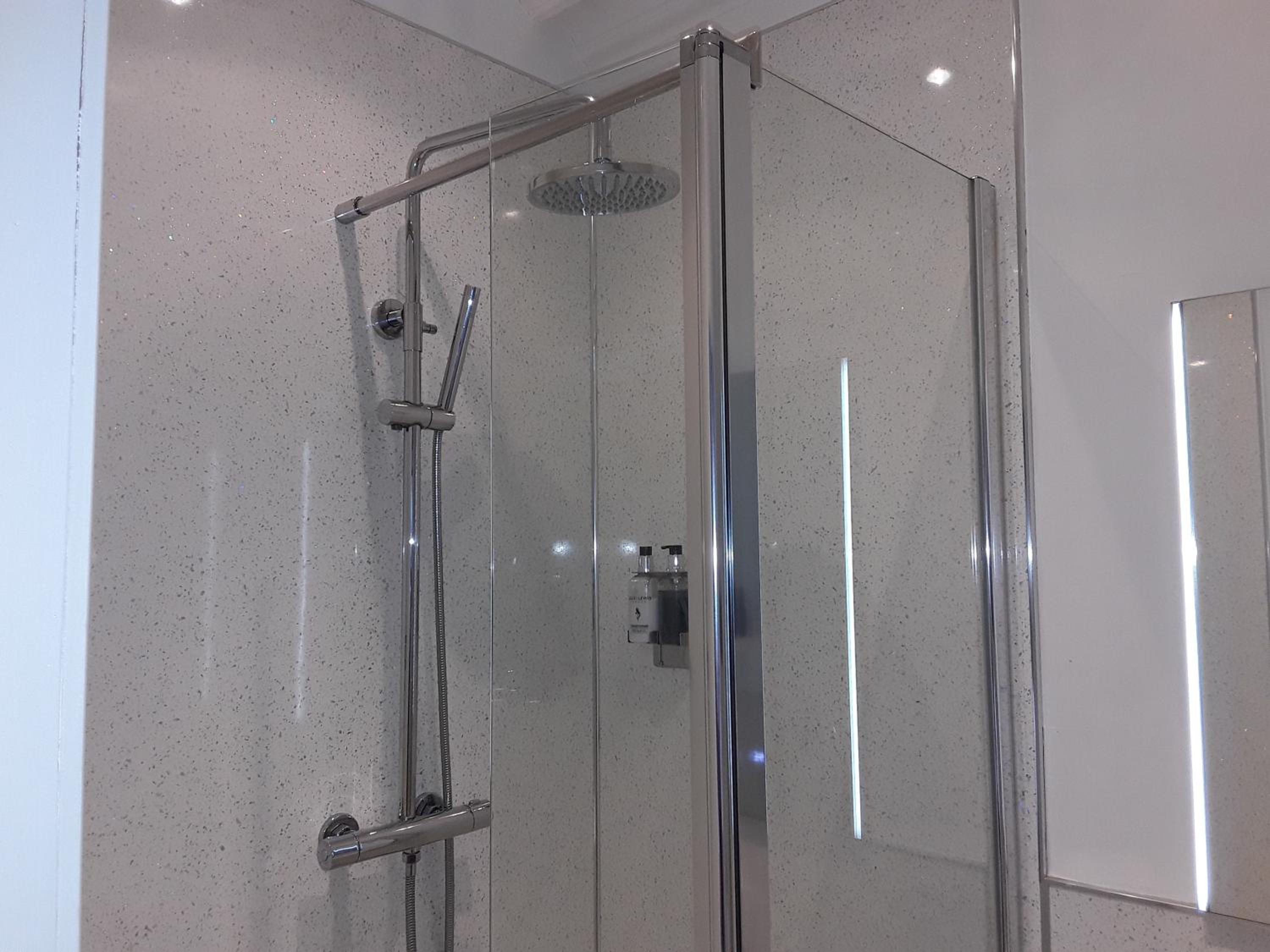 Double Room with En-Suite Shower photo 3