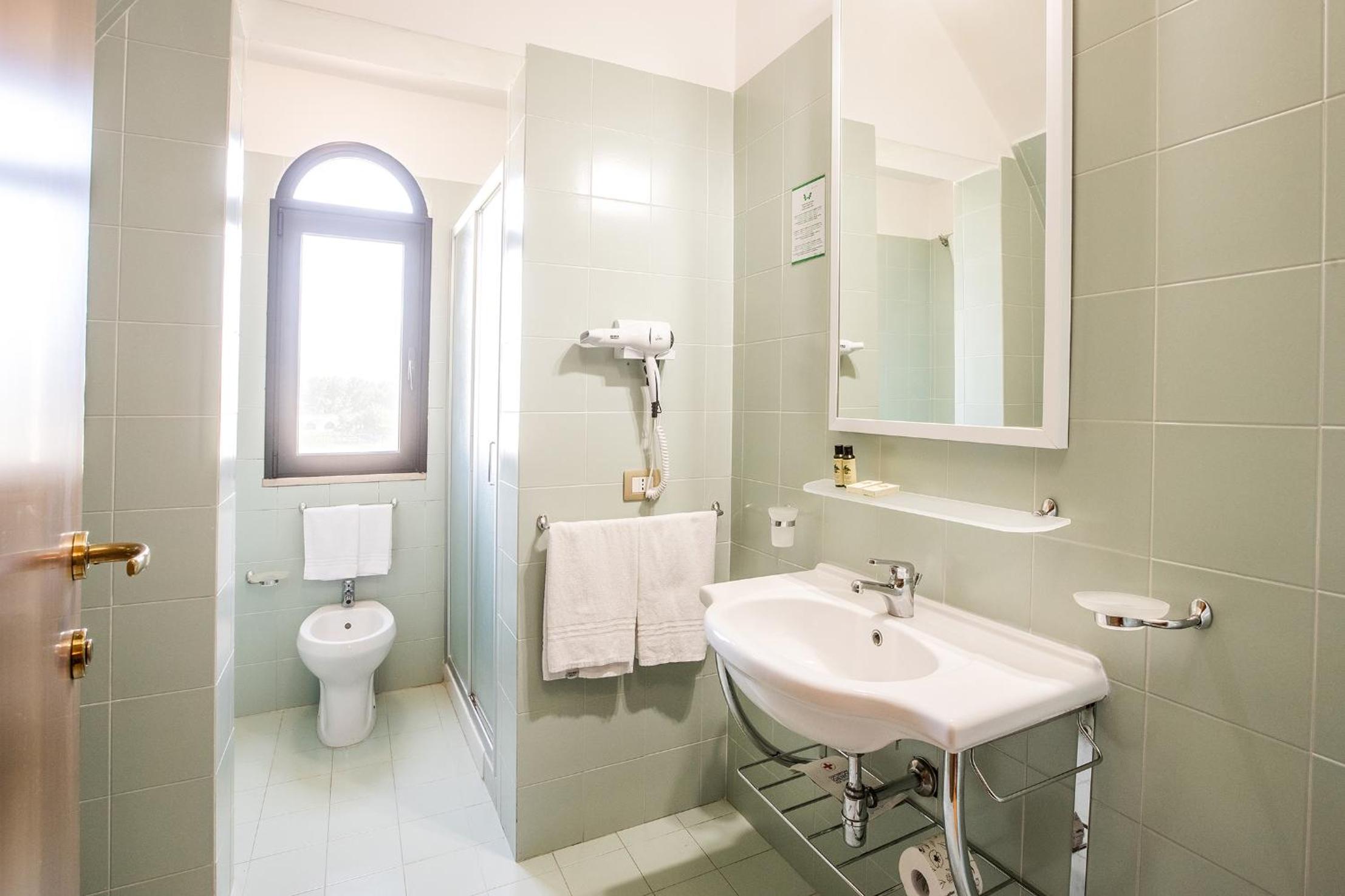 Standard Quadruple Room - Photo 10