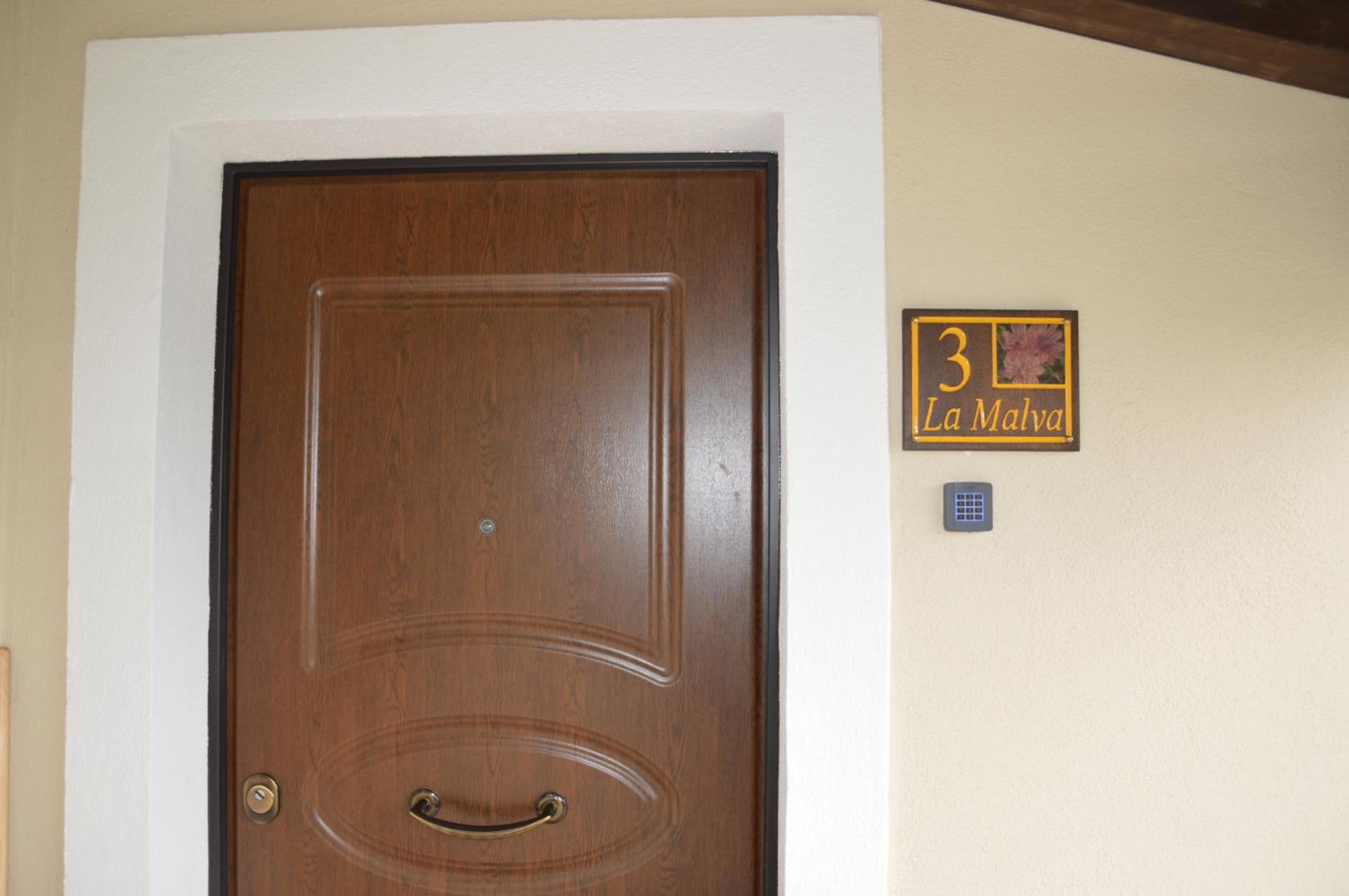 Apartment with Mountain View - Photo 21