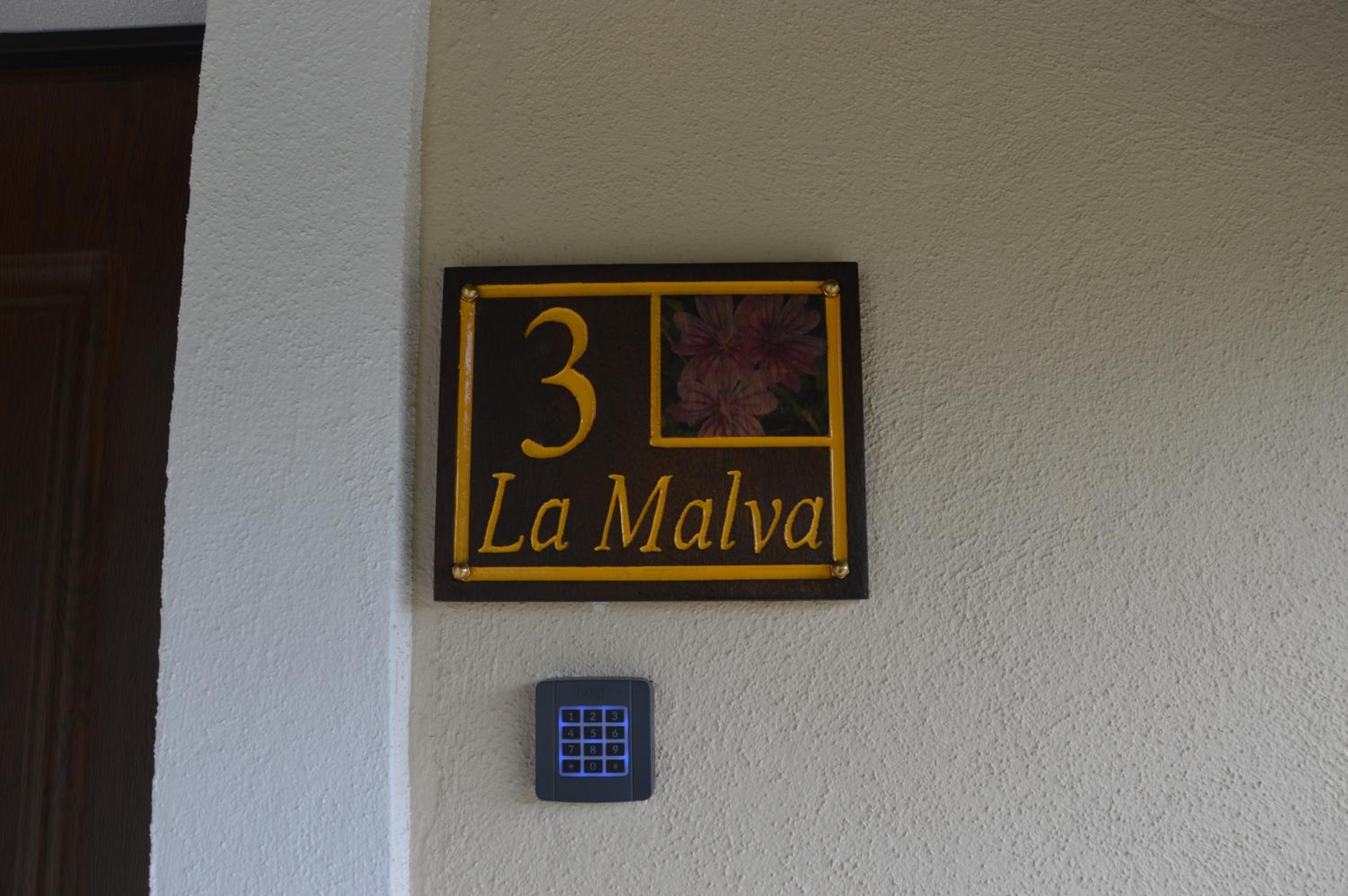 Apartment with Mountain View - Photo 33
