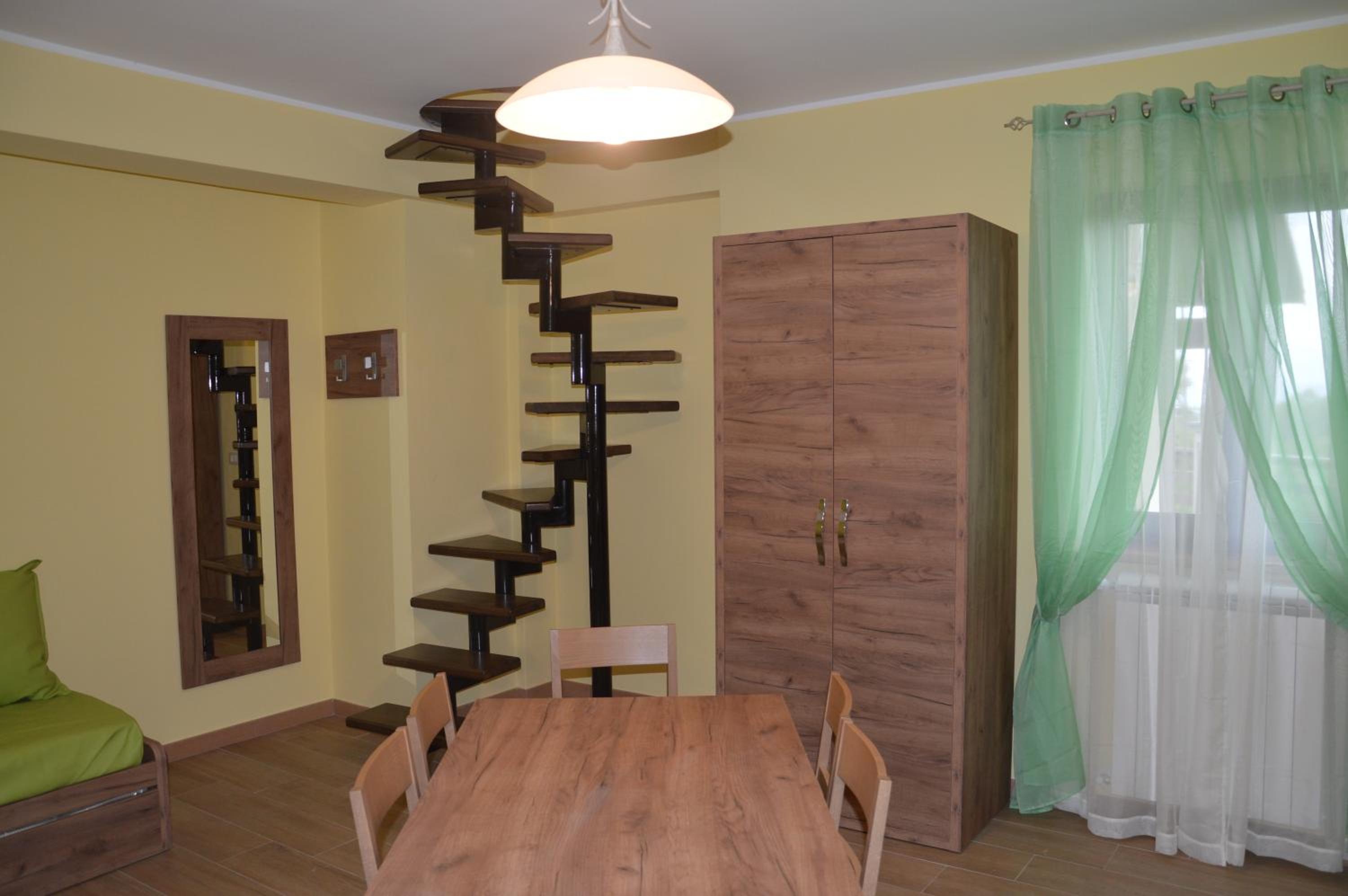 Apartment - Split Level - Photo 1