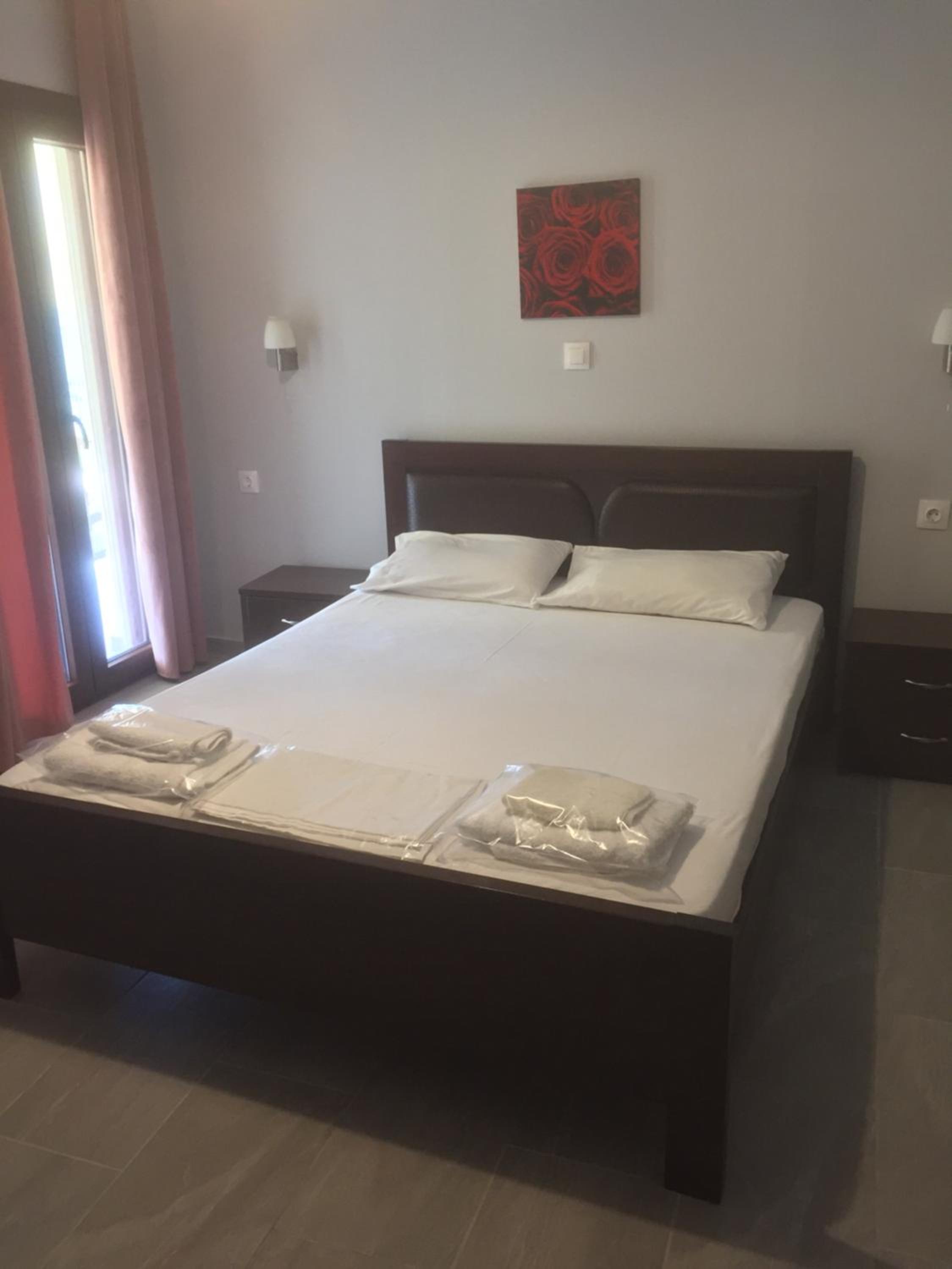 Deluxe Double Room with Balcony - Photo 4