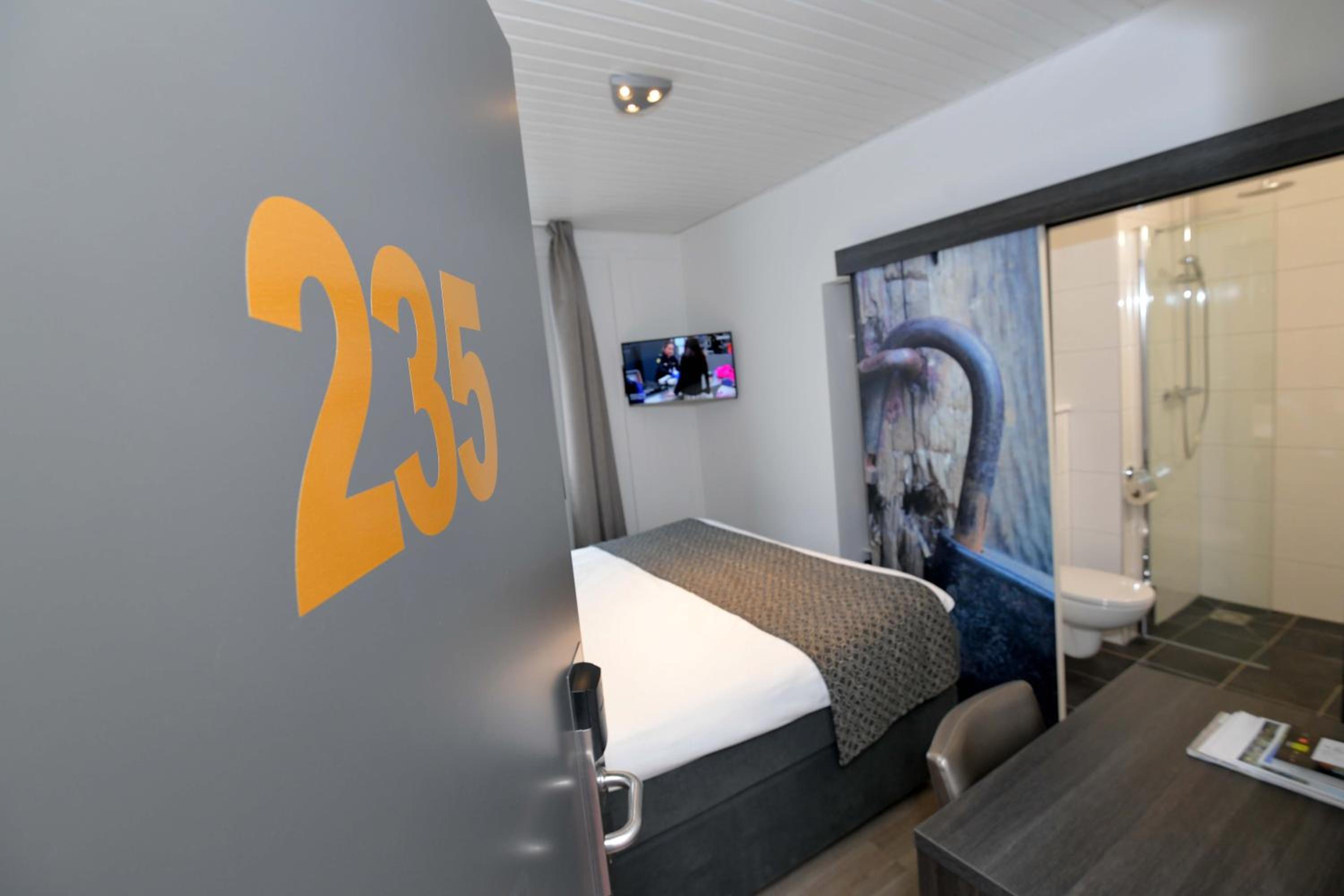 Budget Small Room photo 1