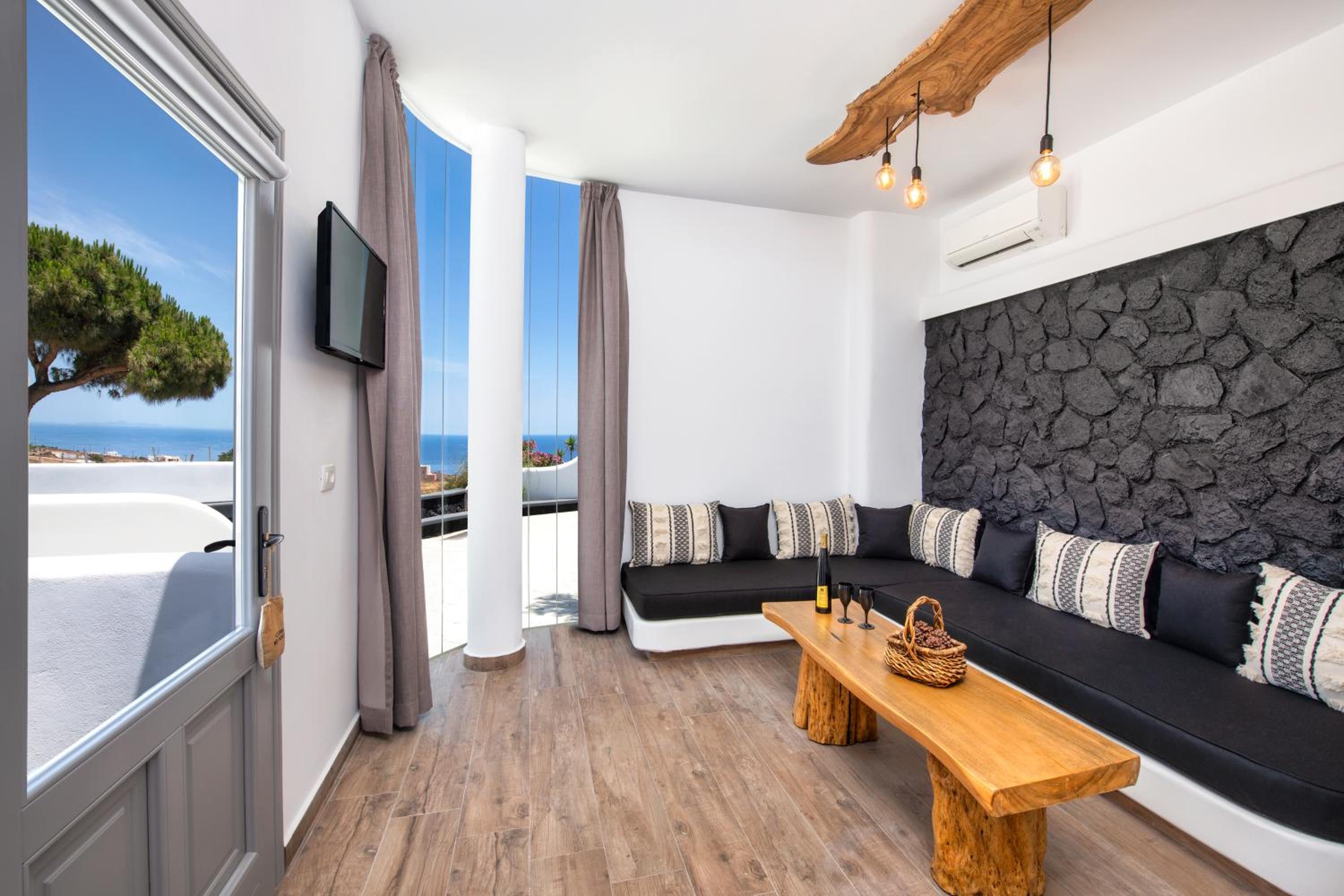 Suite with Cave Pool