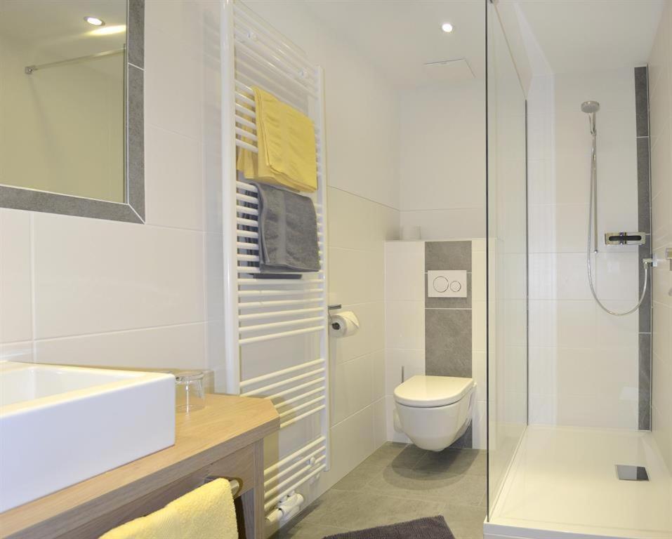 Apartment with Shower photo 2