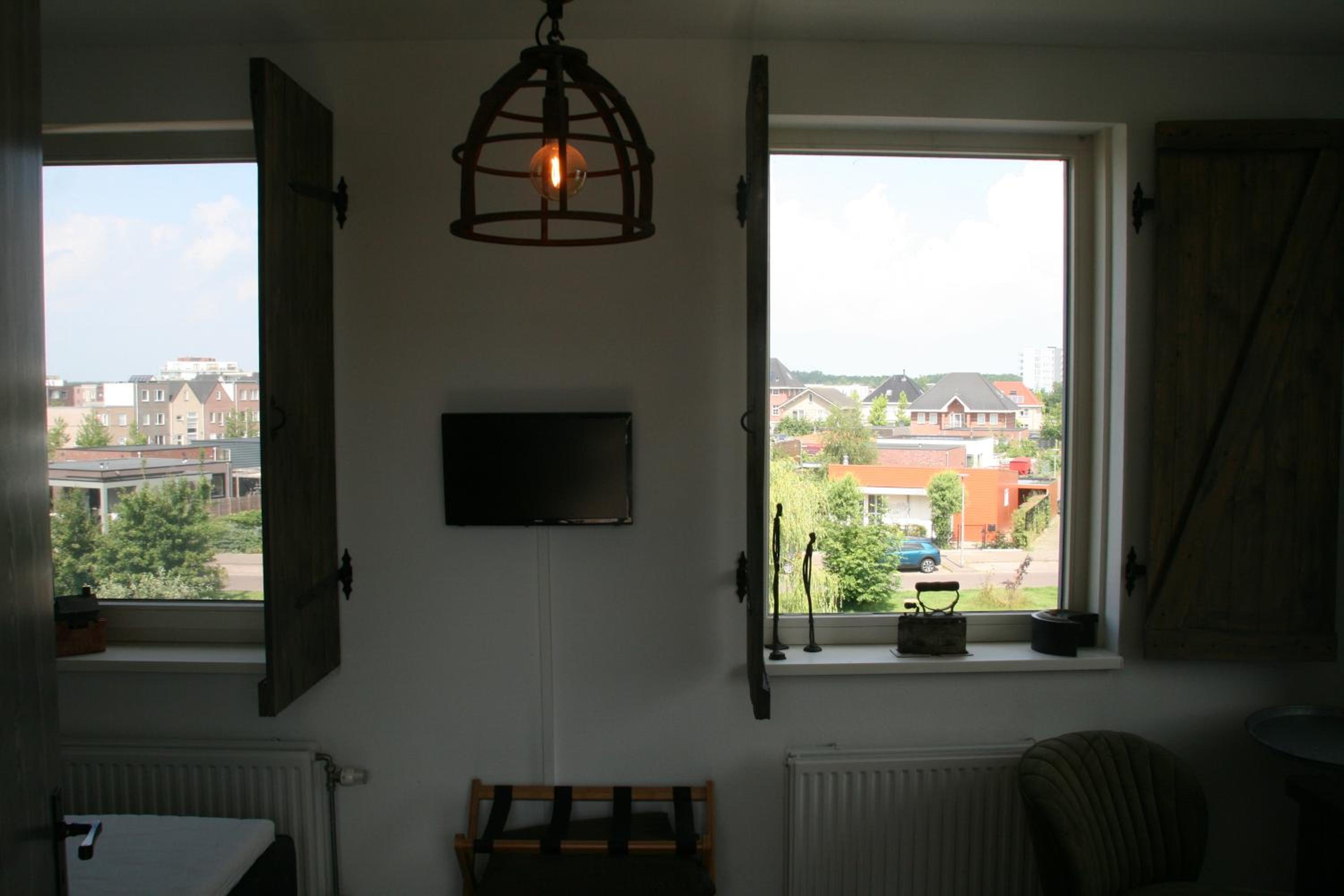 Double Room with Shared Bathroom photo 2