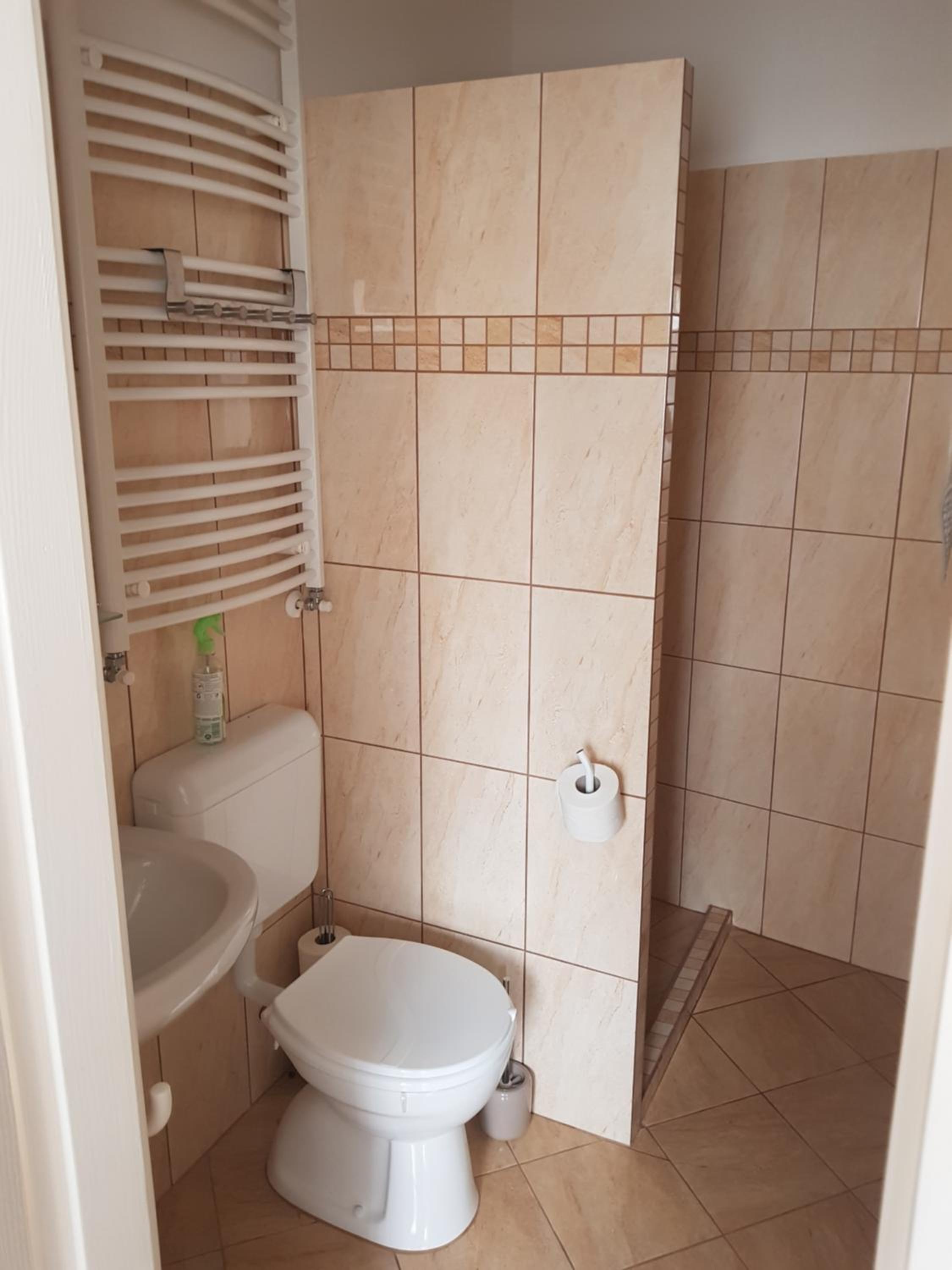 Double Room with Private Bathroom - Photo 2