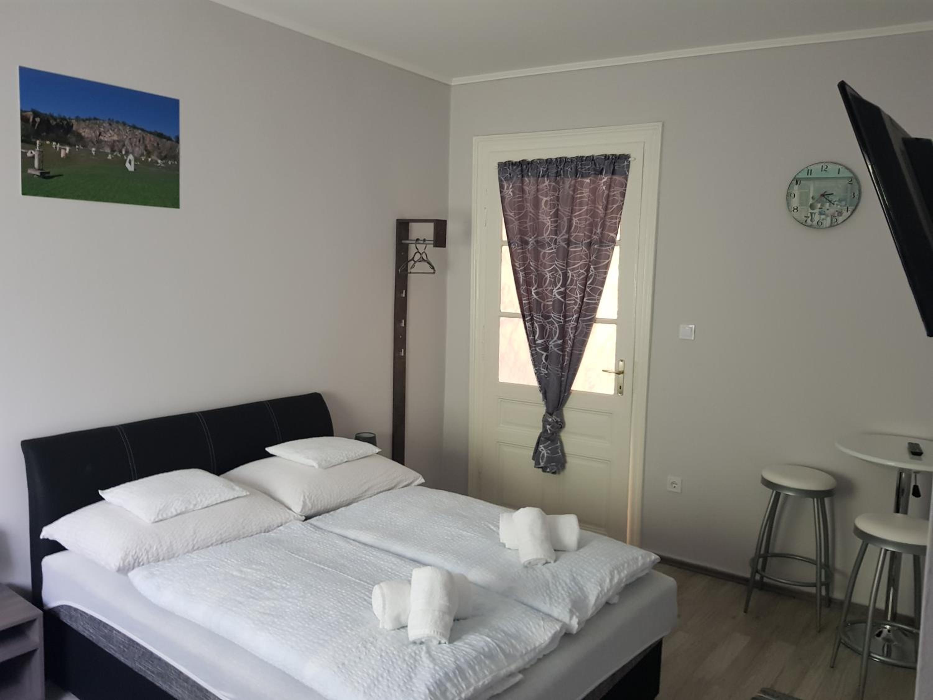 Double Room - Photo 5