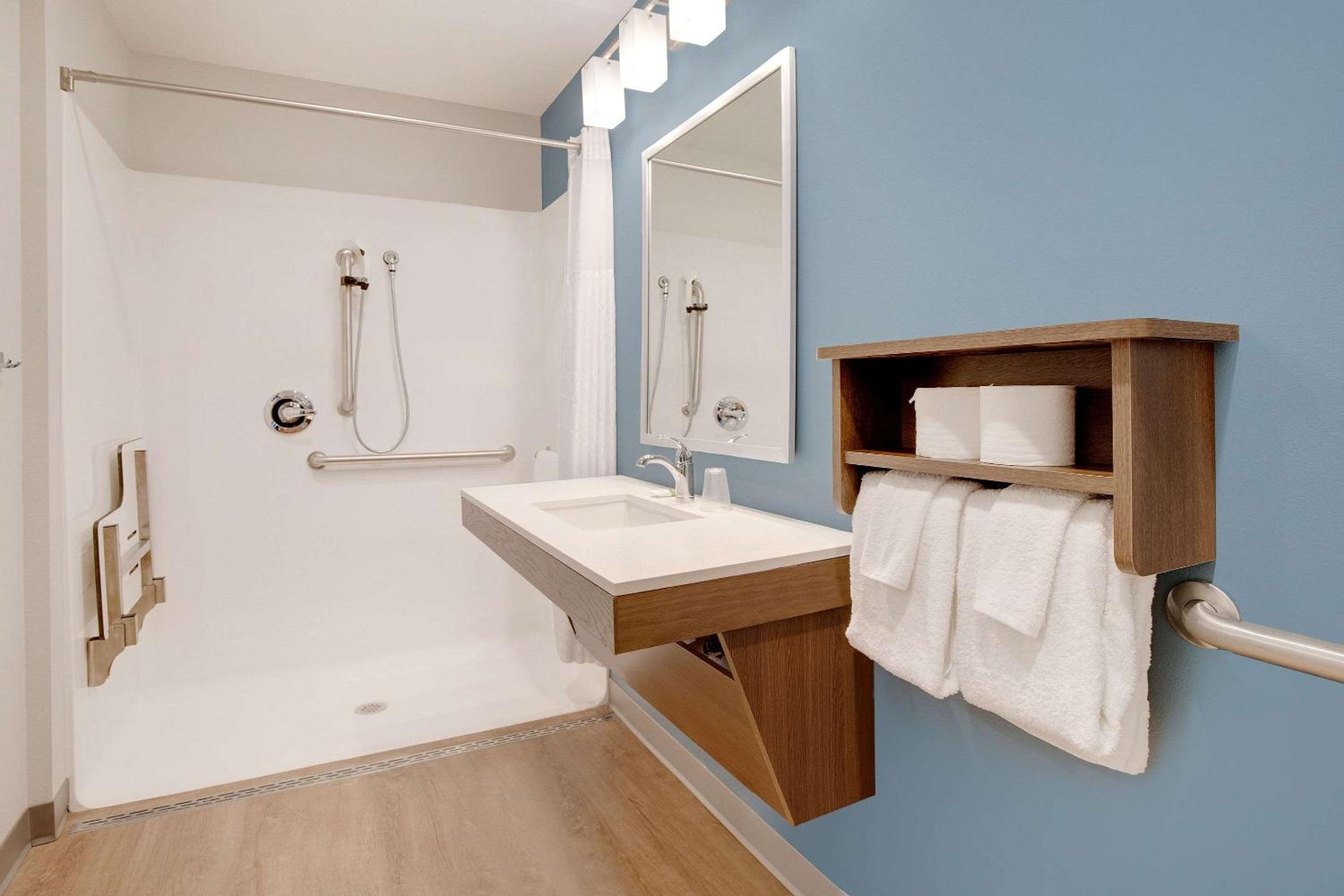 Queen Room with Two Queen Beds - Accessible/Non-Smoking  photo 2
