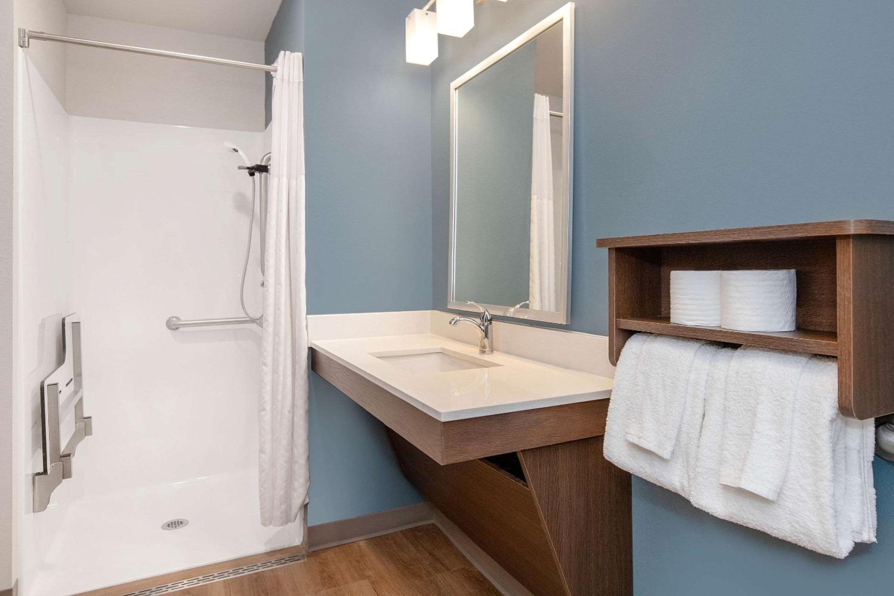 Queen Room  with Roll-In Shower - Disability Access/Non-Smoking photo 3