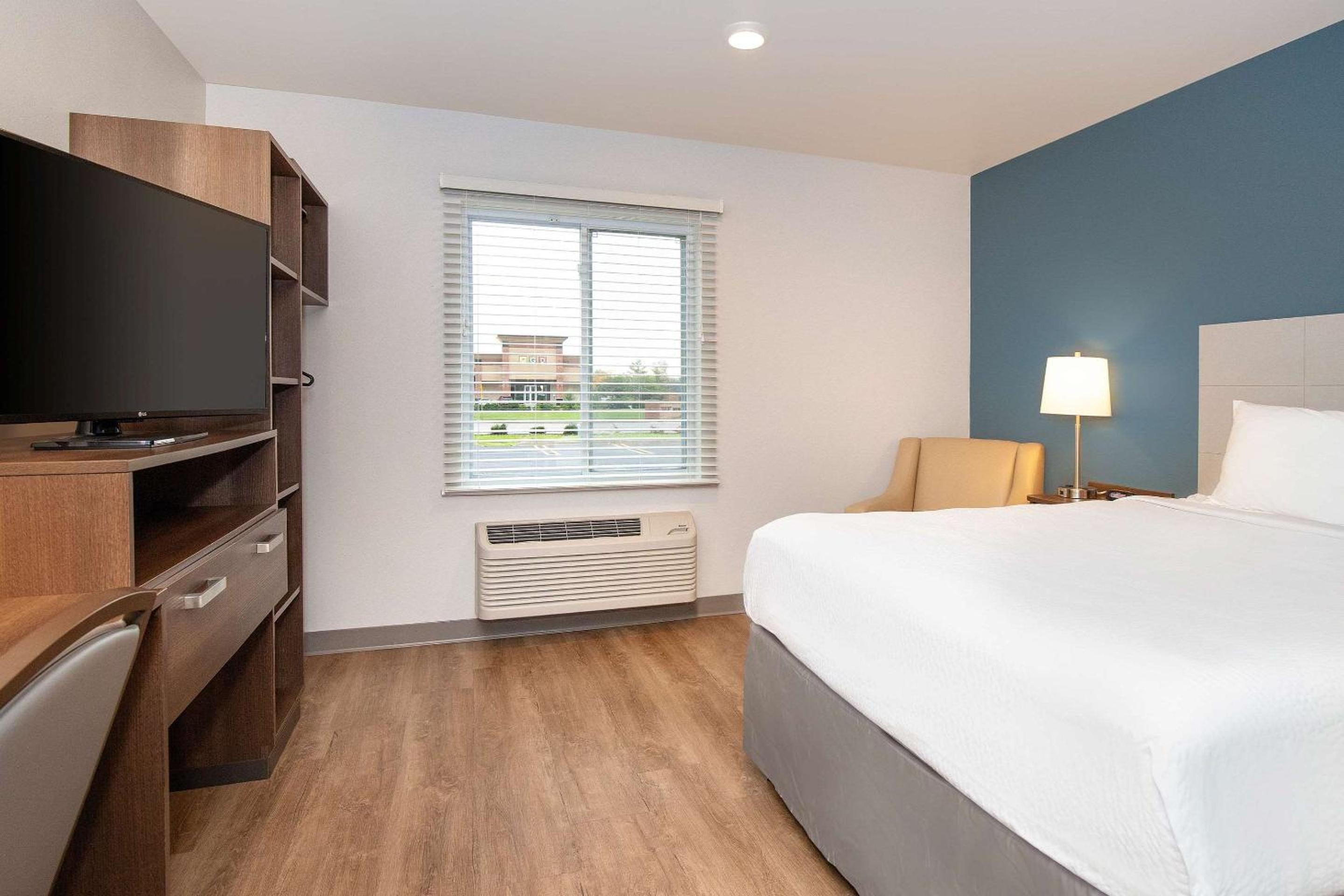 Queen Room  with Roll-In Shower - Disability Access/Non-Smoking photo 2