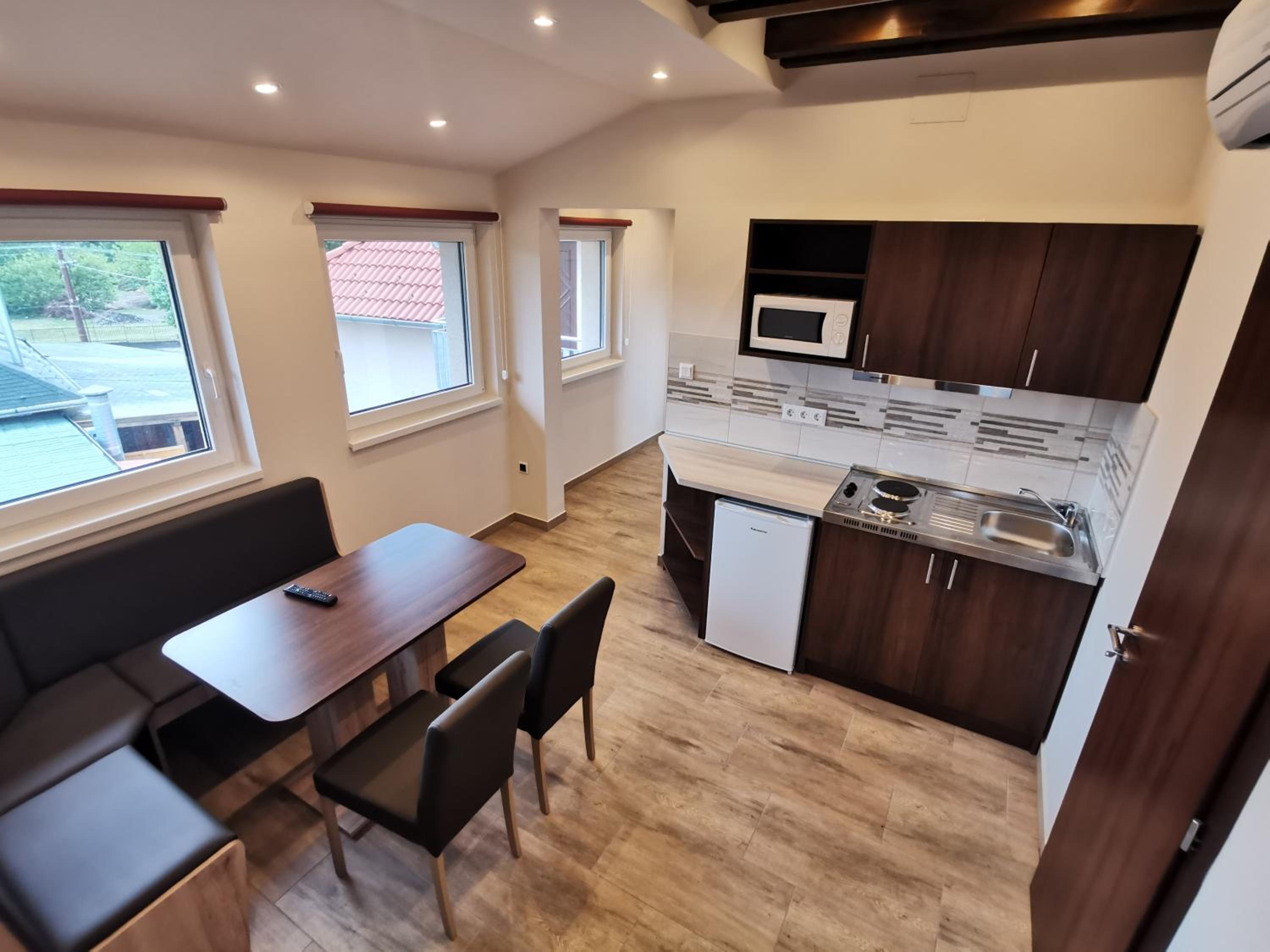 Superior Family Room photo 3