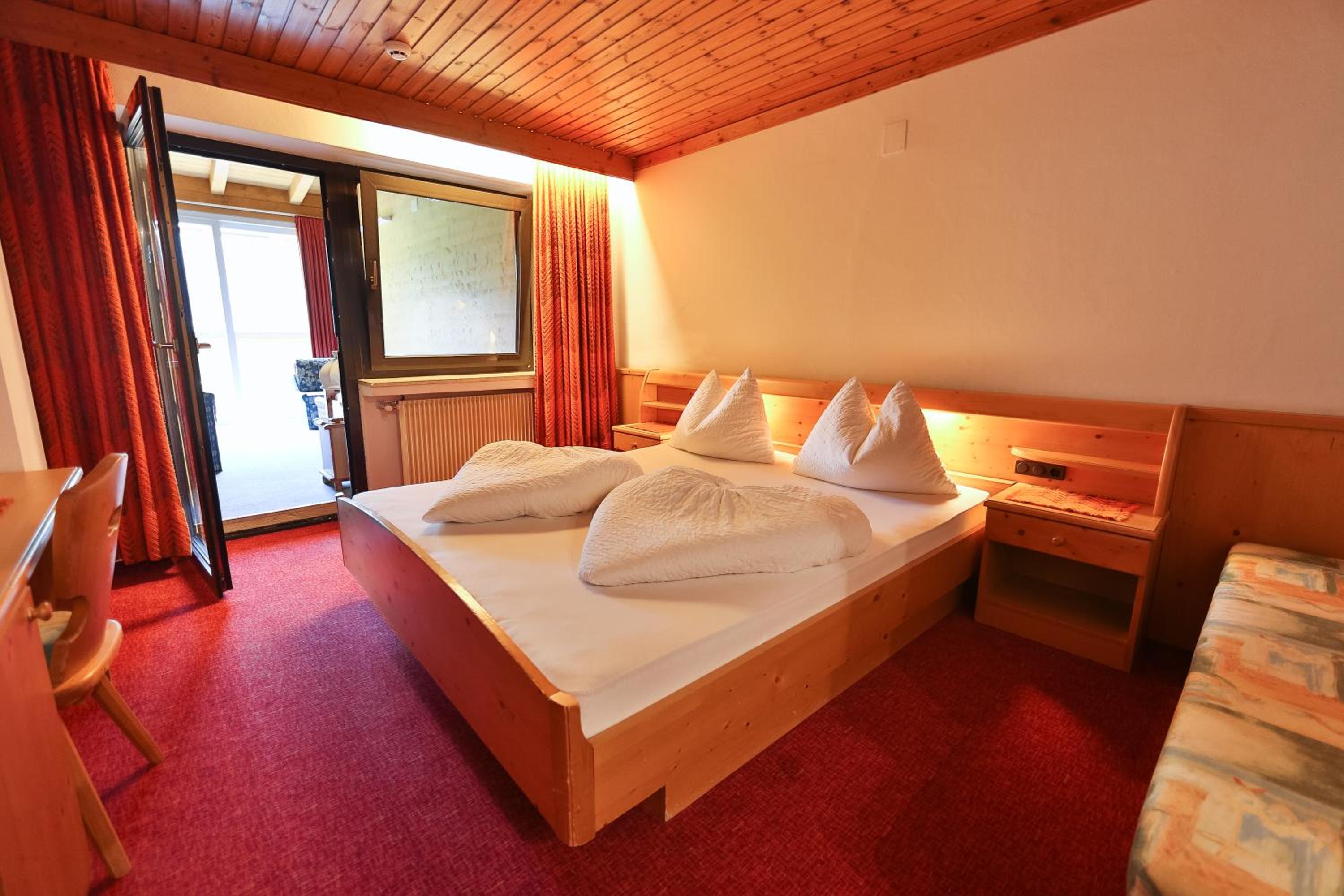 Quadruple Room with Balcony - Photo 2