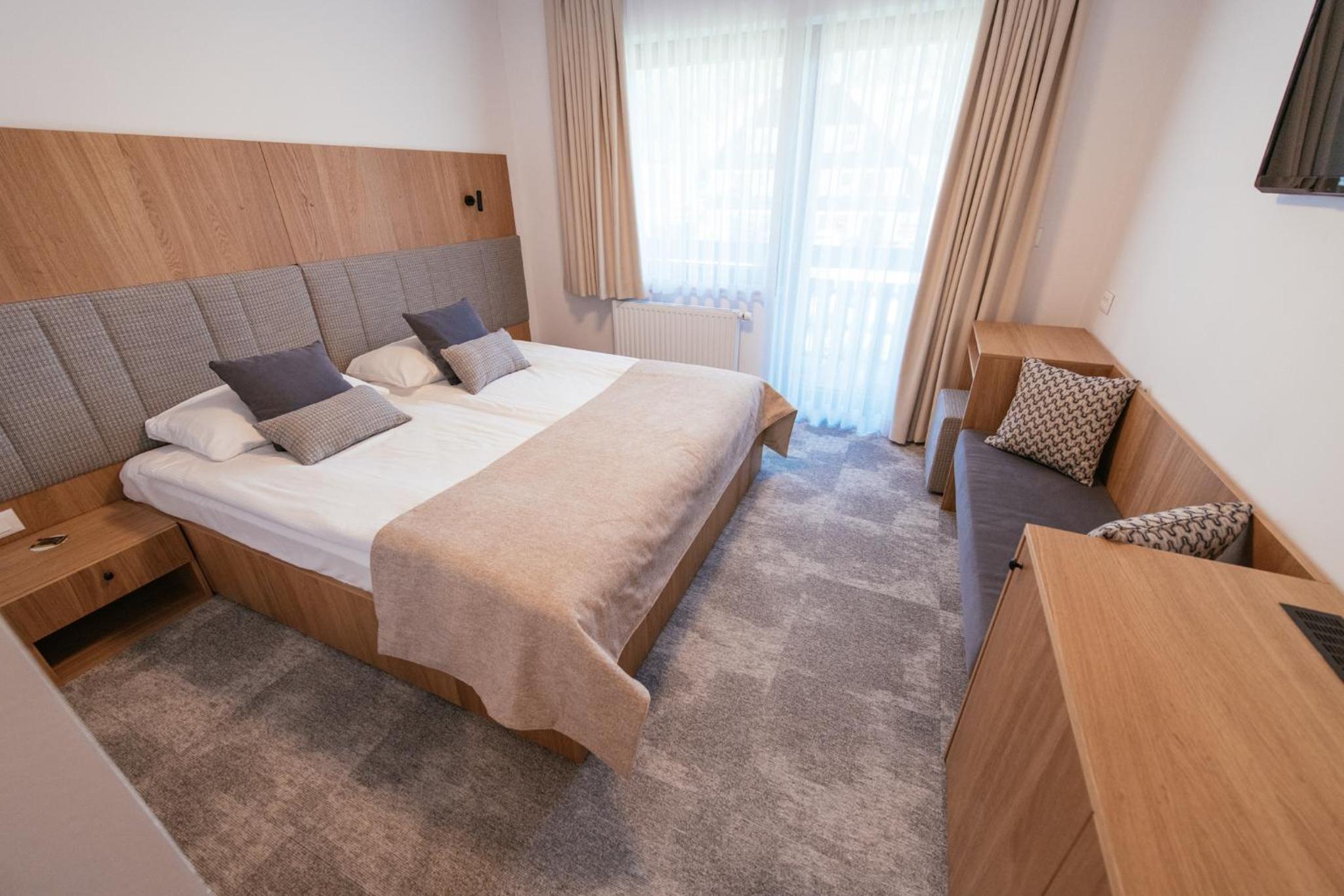 Double Room with Balcony - Photo 7