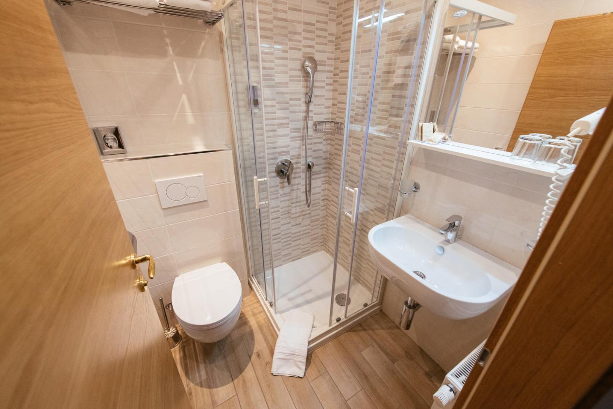 Double Room with Balcony - Photo 8