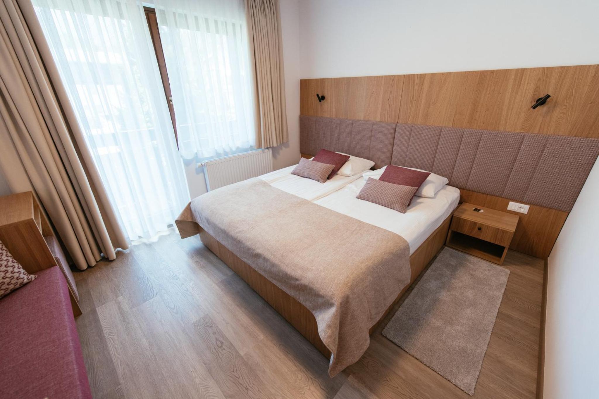 Double Room with Balcony - Photo 4