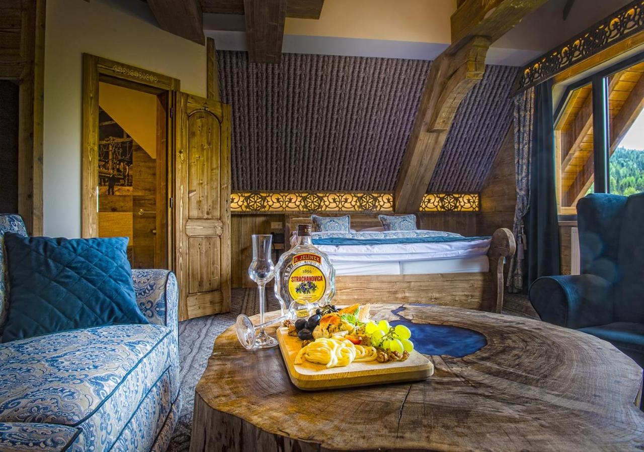 Suite with Hot Tub photo 2