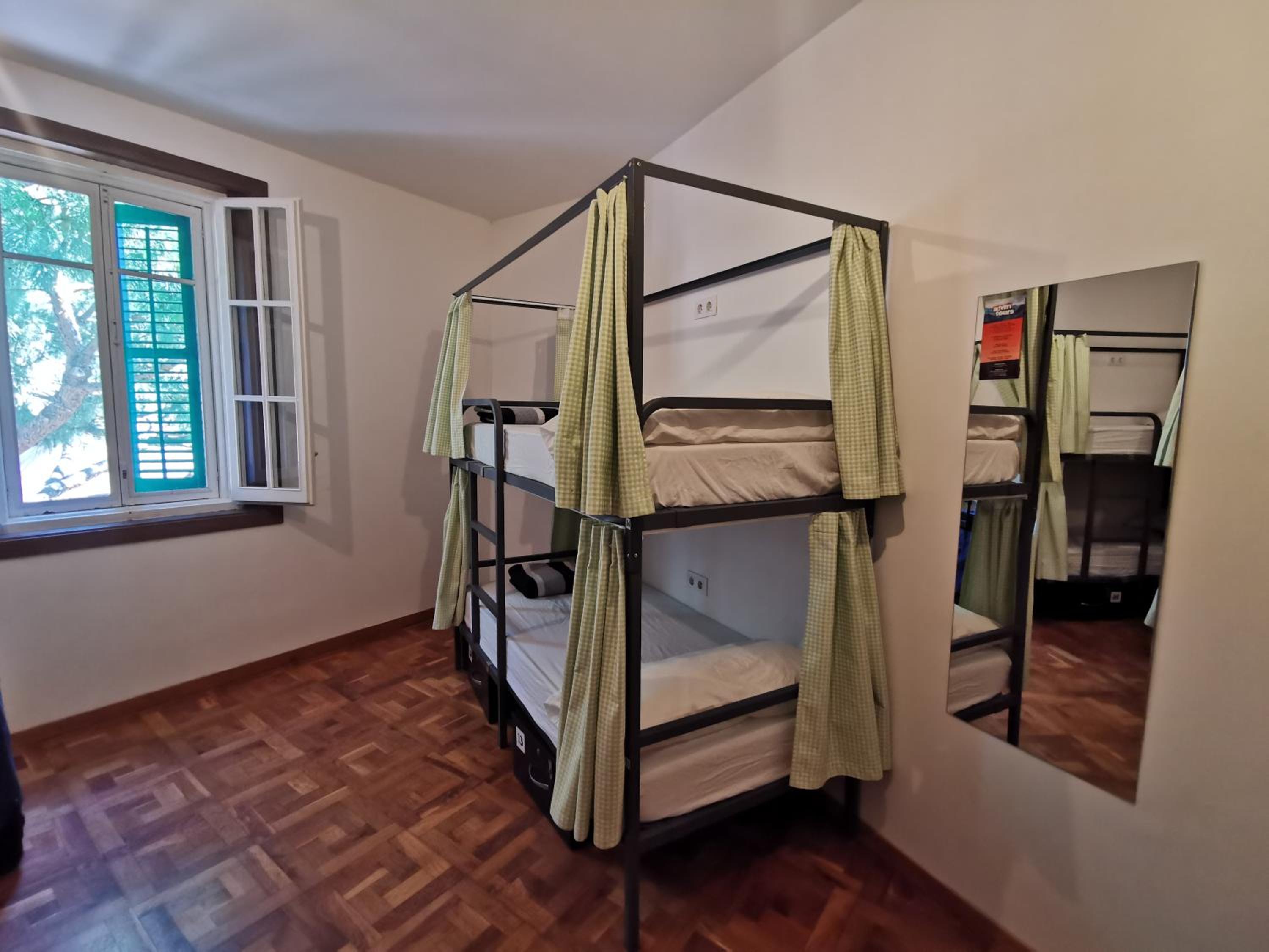Bed in 8-Bed Mixed Dormitory Room photo 3