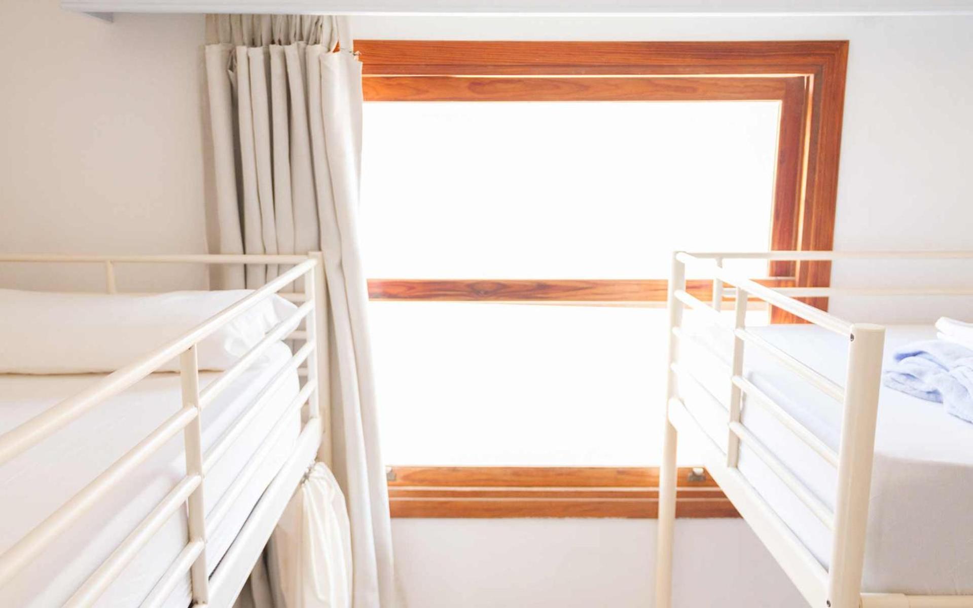 Cama en habitación compartida de 4 camas para mujeres.