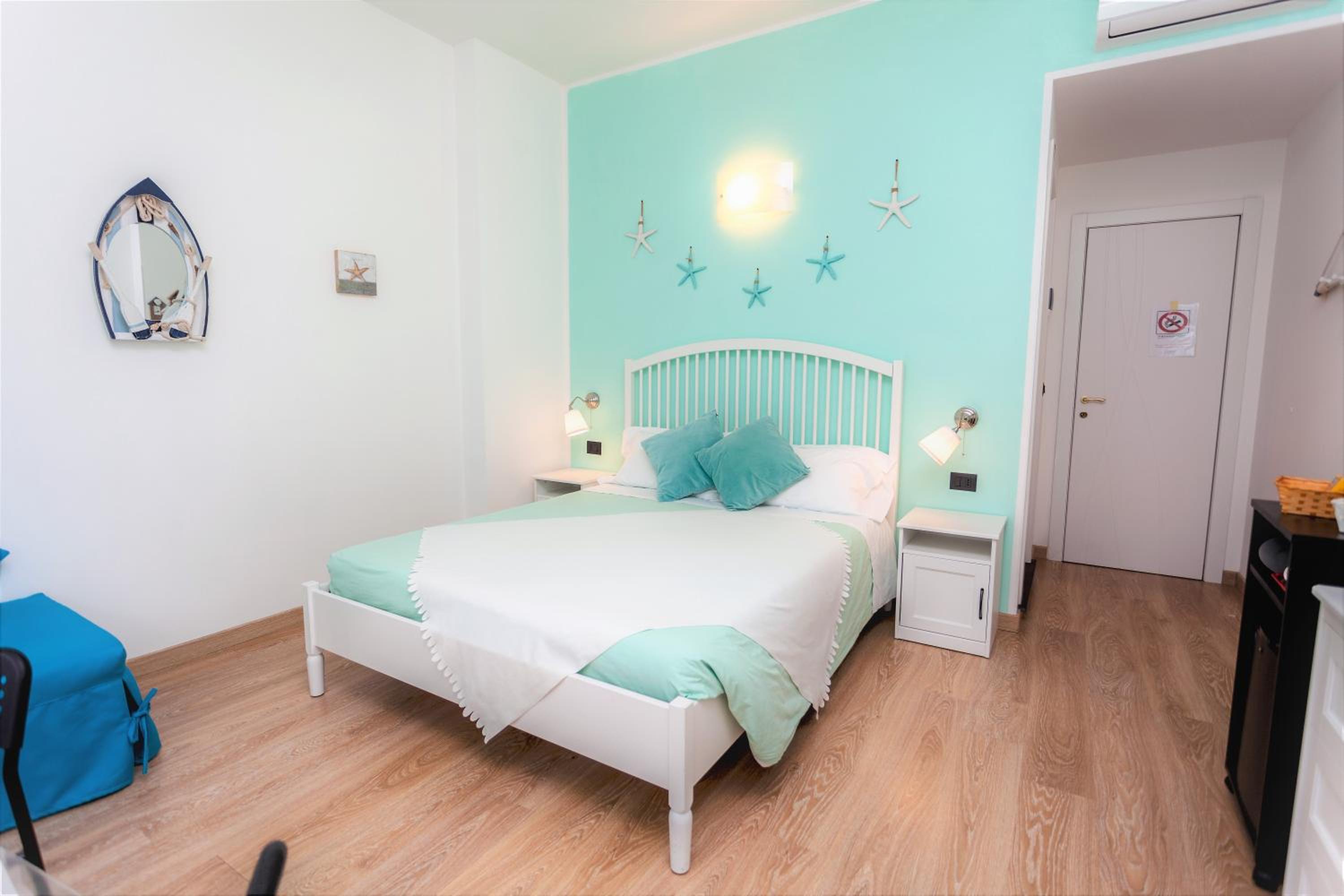 Deluxe Double Room (2 Adults + 1 Child) photo 1