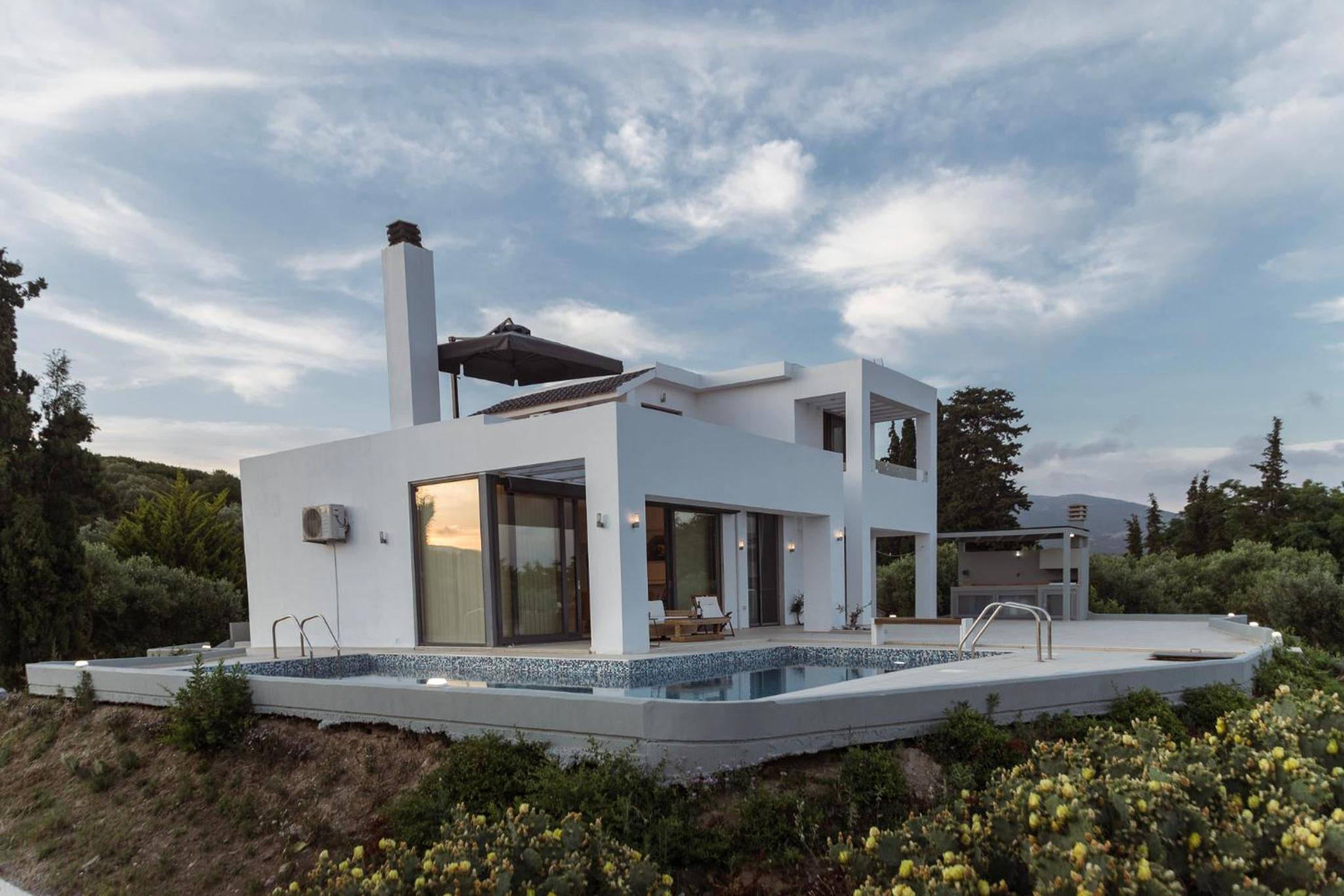 Six-Bedroom House photo 3