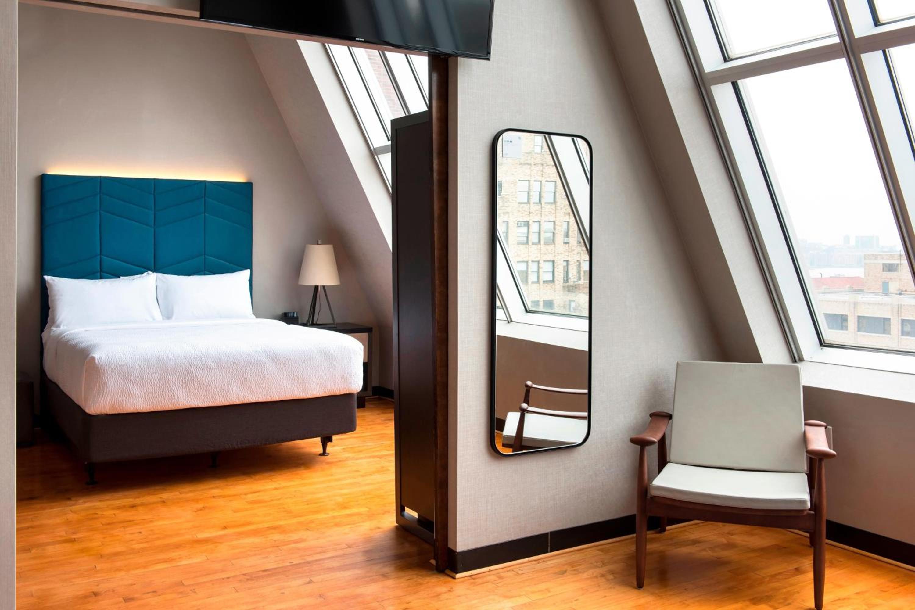 High Floor One-Bedroom King Suite with Skyline View, Sofa Bed and Roll-In Shower - Mobility Access/Hearing Accessible