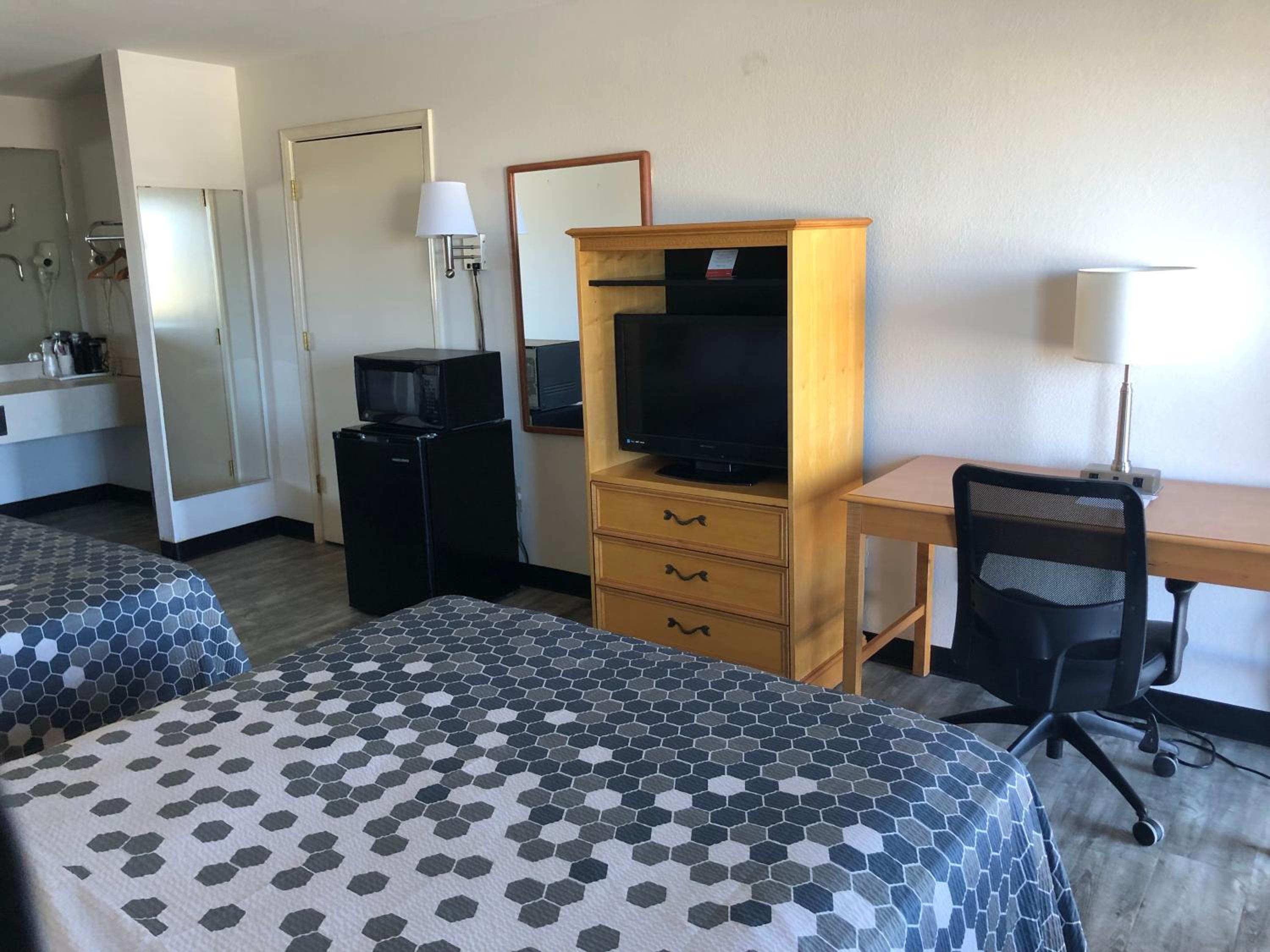 Queen Room with Two Queen Beds - Non-Smoking - Photo 1