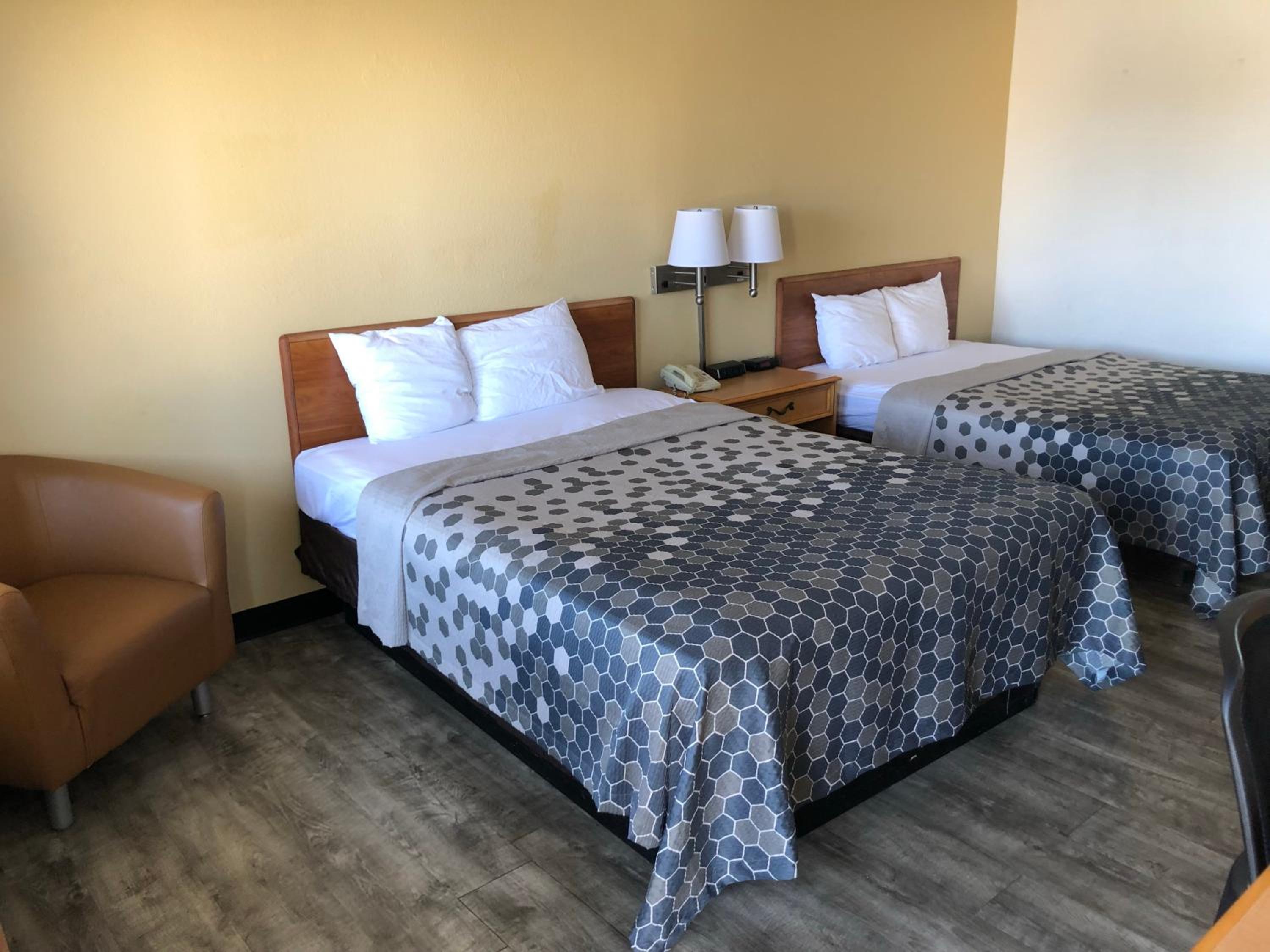Queen Room with Two Queen Beds - Non-Smoking - Photo 6