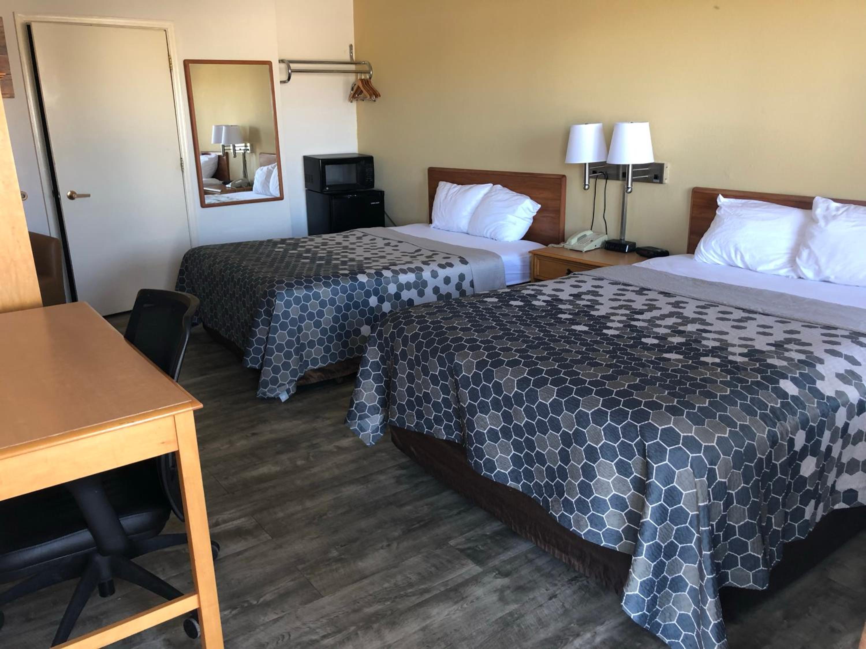 Queen Room with Two Queen Beds - Non-Smoking - Photo 5