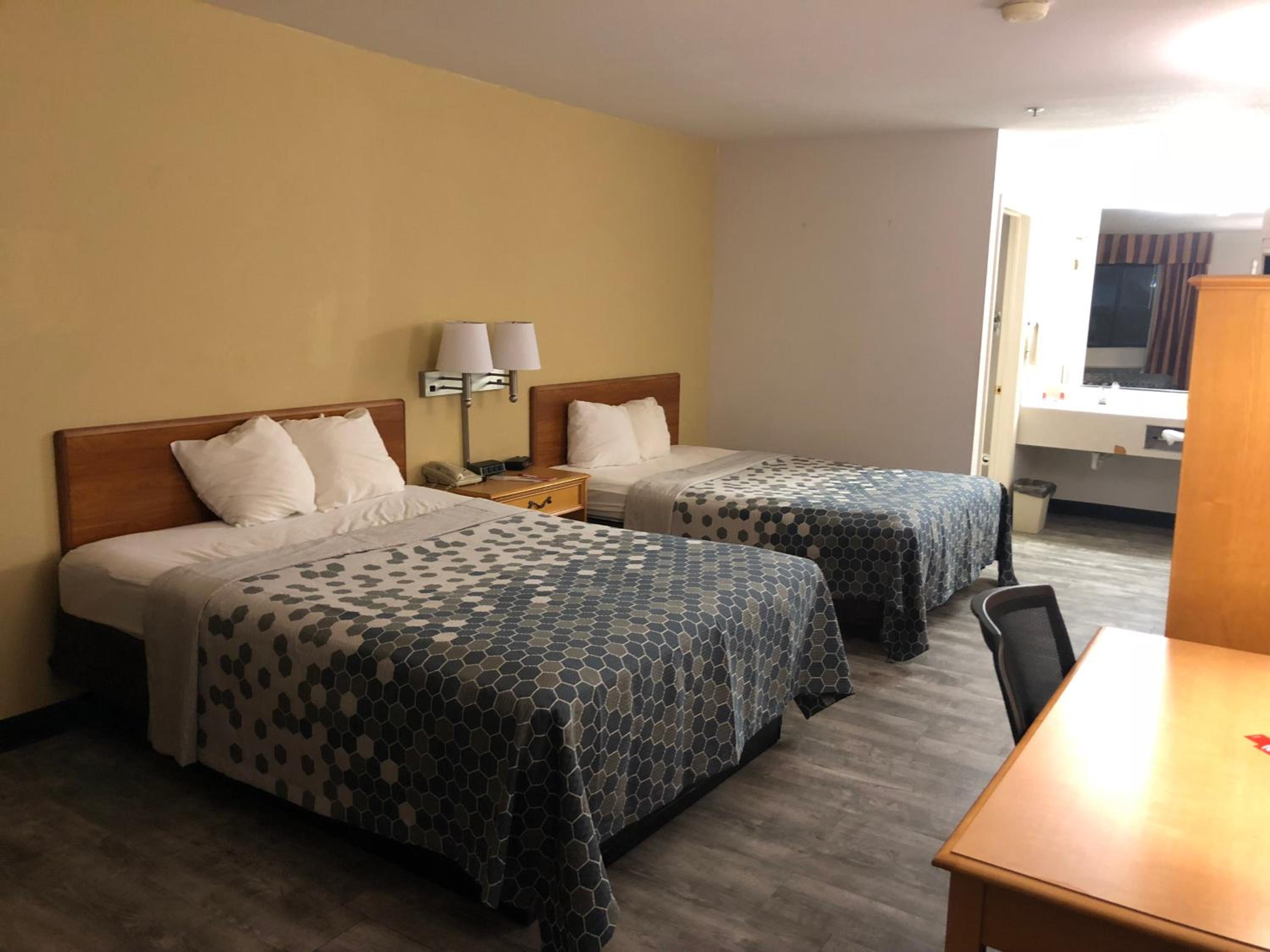 Queen Room with Two Queen Beds - Non-Smoking - Photo 4