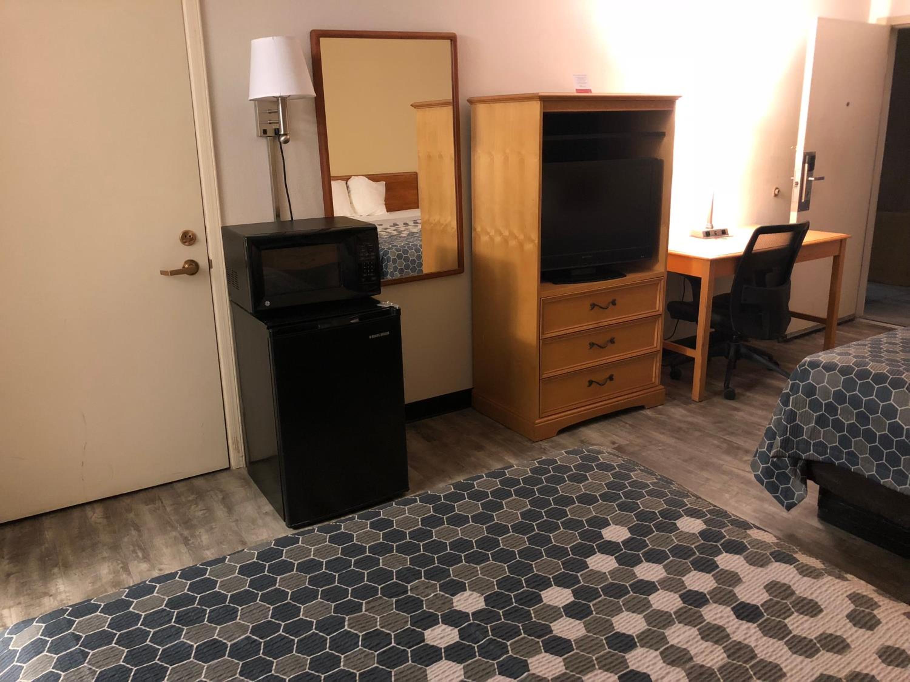 Queen Room with Two Queen Beds - Non-Smoking - Photo 2