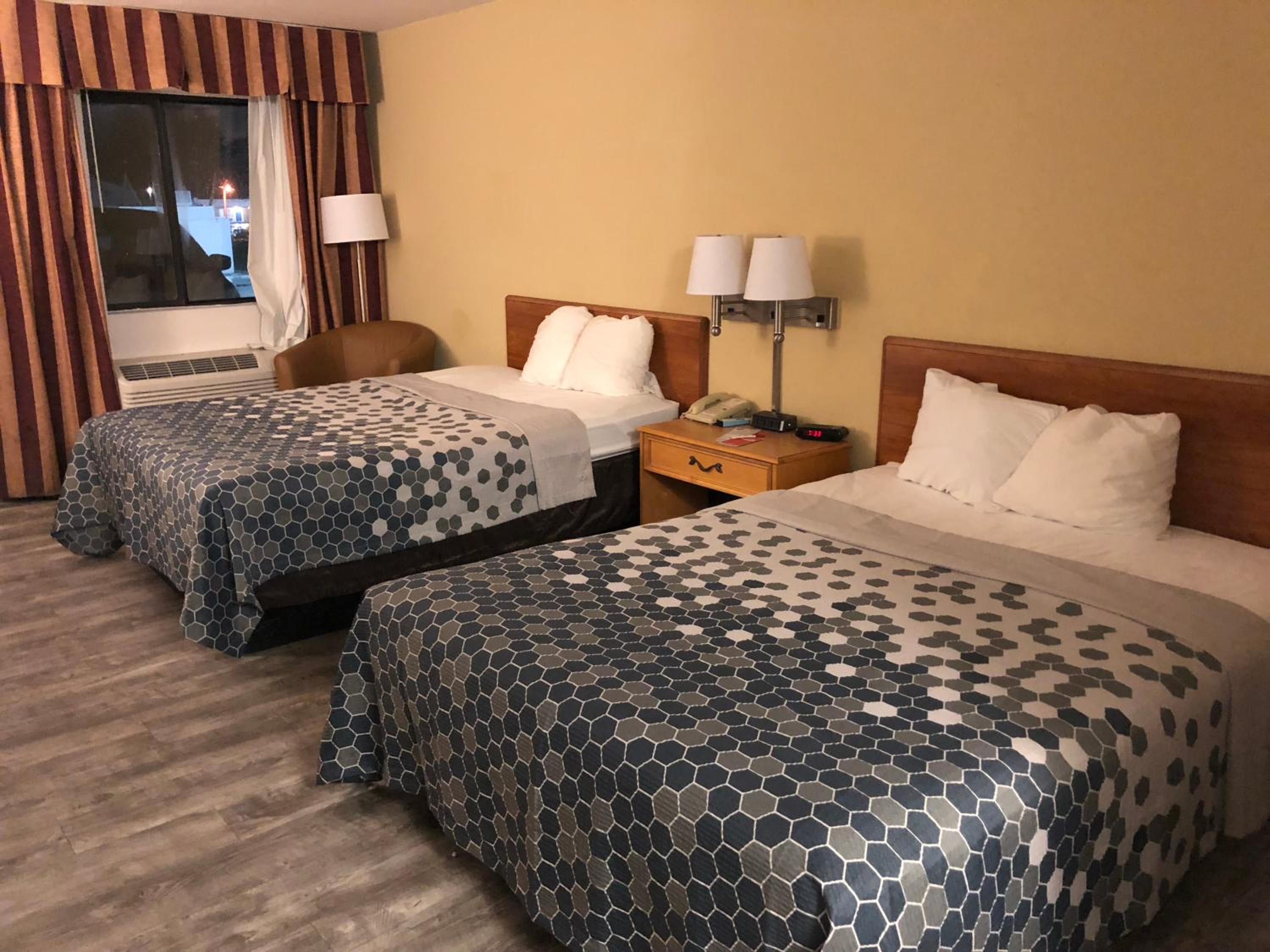 Queen Room with Two Queen Beds - Non-Smoking - Photo 8