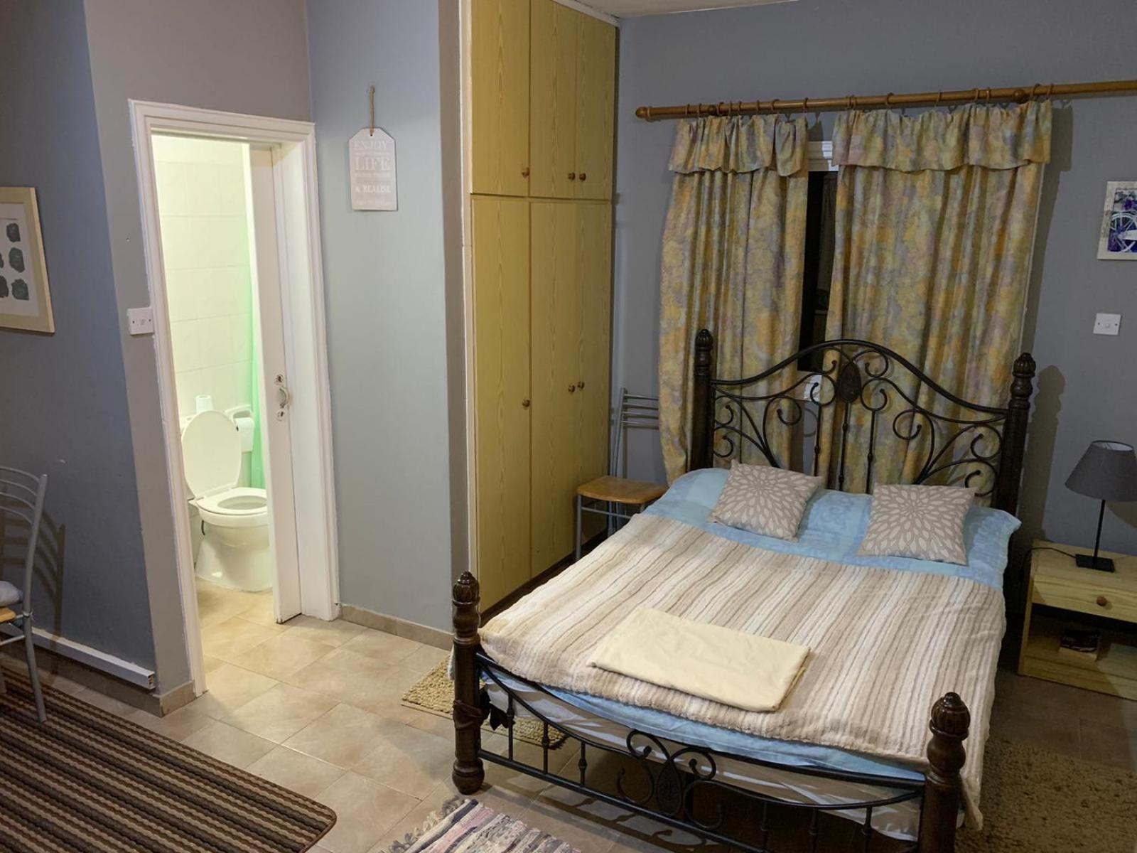 Studio Apartment - Photo 1