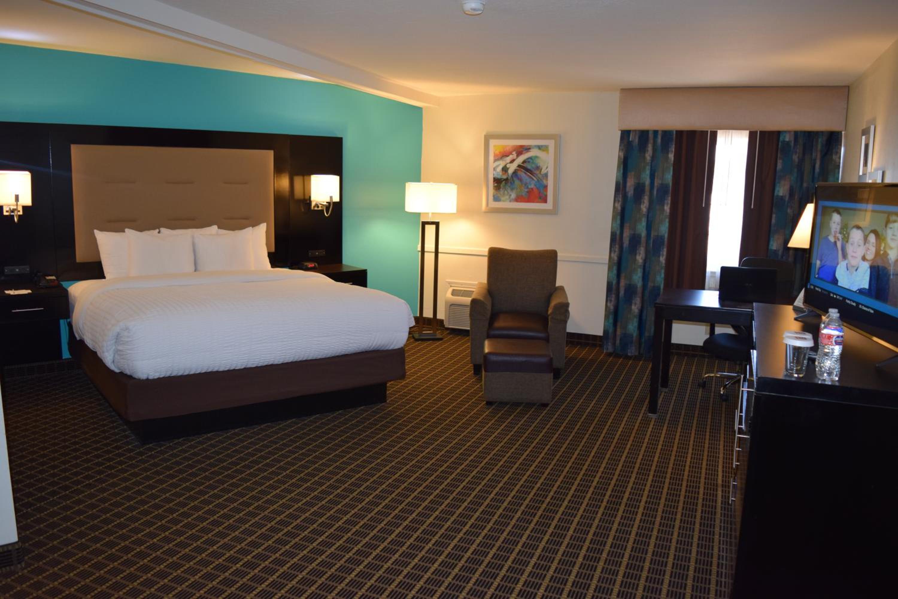 King Suite - Non-Smoking - Photo 6