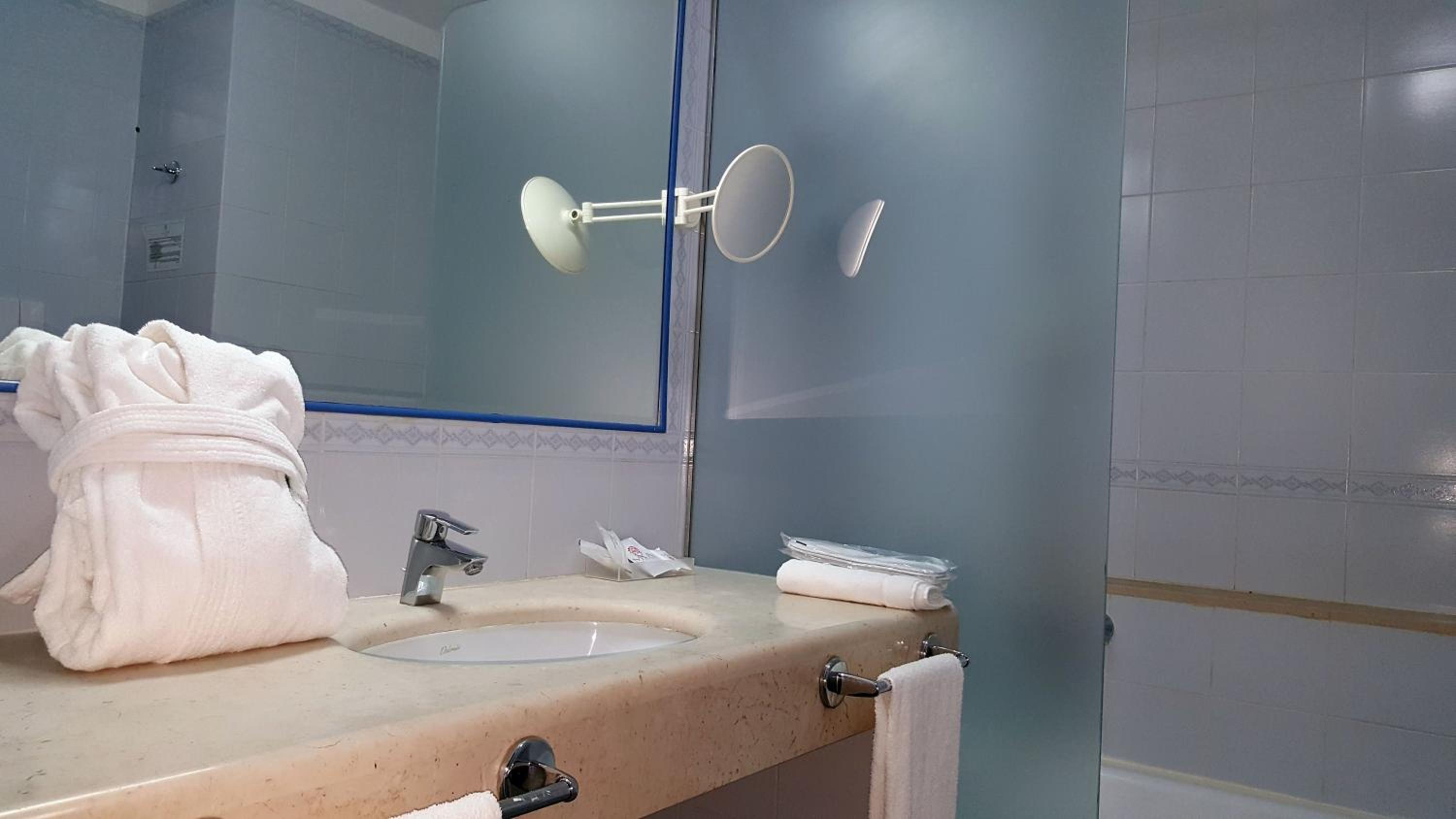 Comfort Double or Twin Room with Spa Access - Photo 3