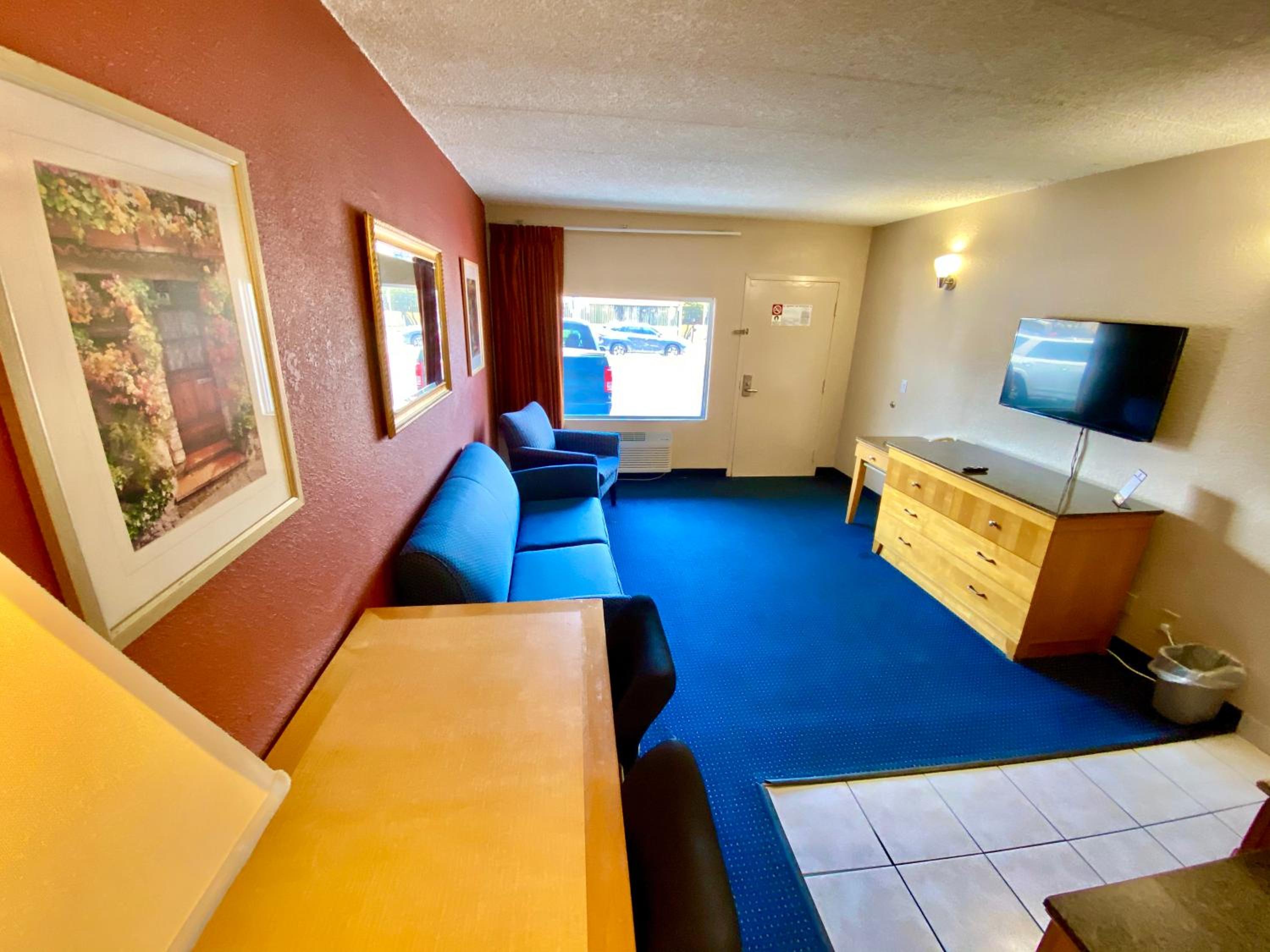 Deluxe King Suite photo 2