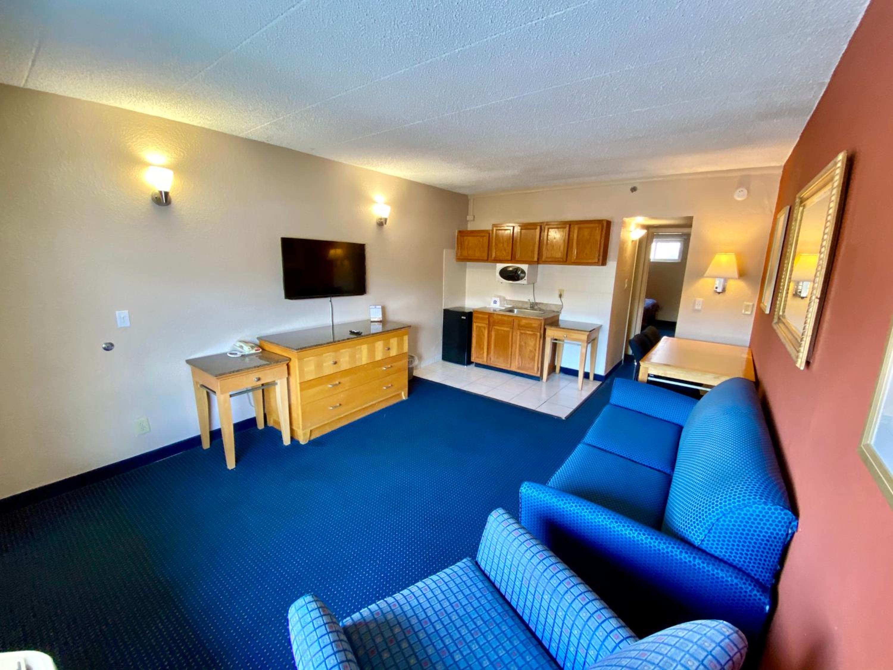 Deluxe King Suite photo 3